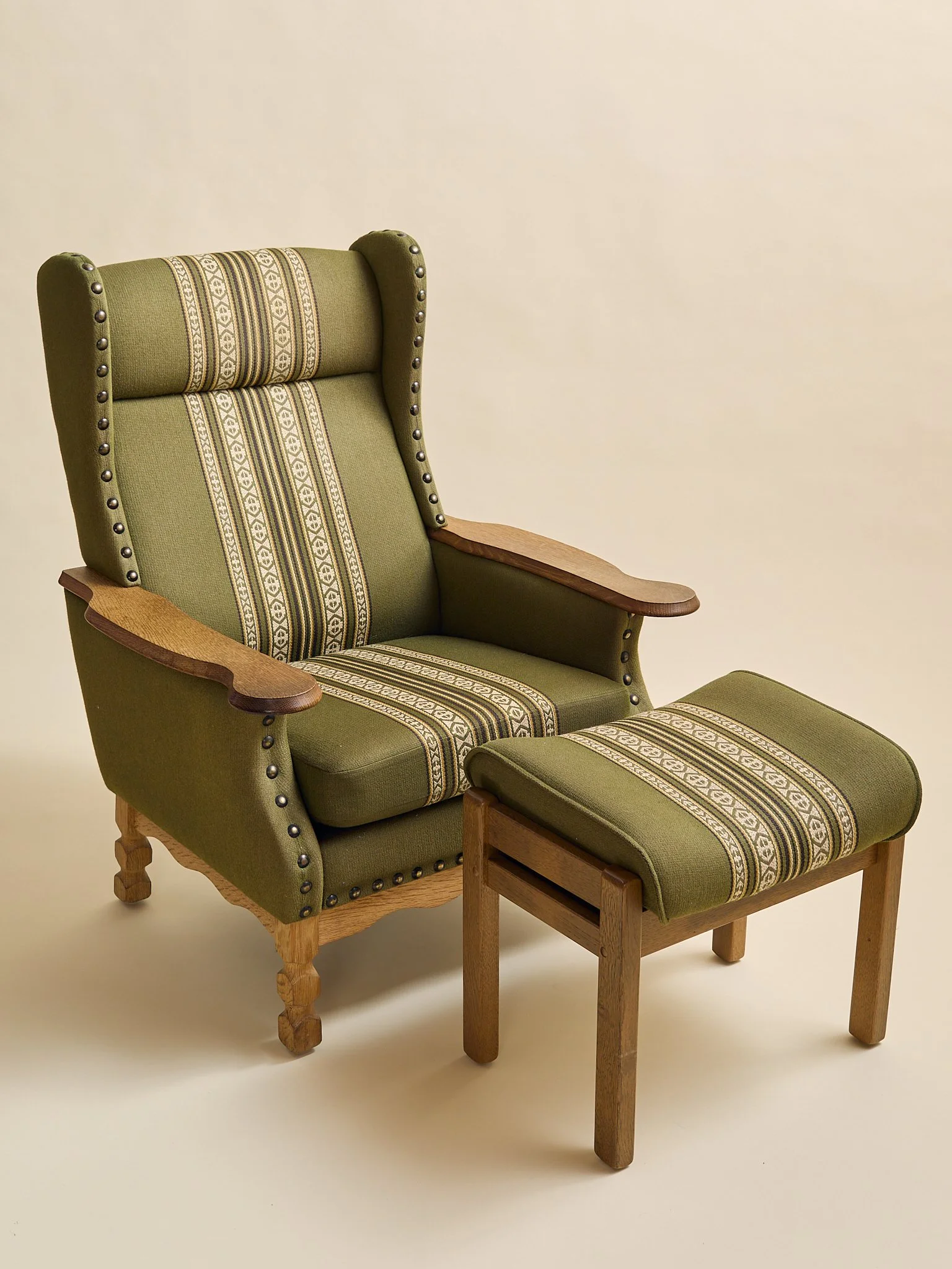 373_TheVintageDanishOakLoungeChairsAttrHenningKjaernulf1960s_2_02.jpg