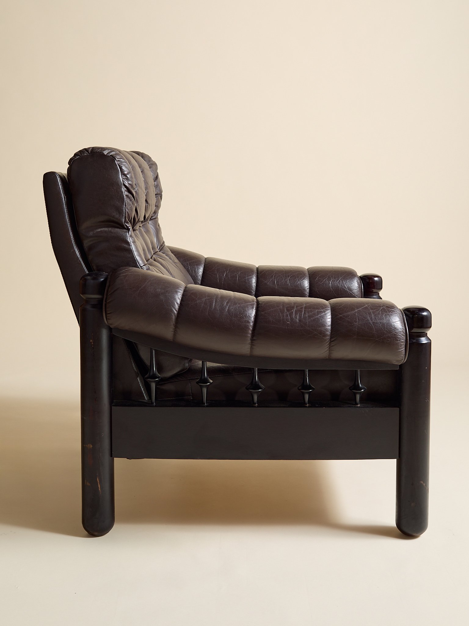 399_TheVintageDarkBrownMidCenturyLoungeChairs_04.jpg