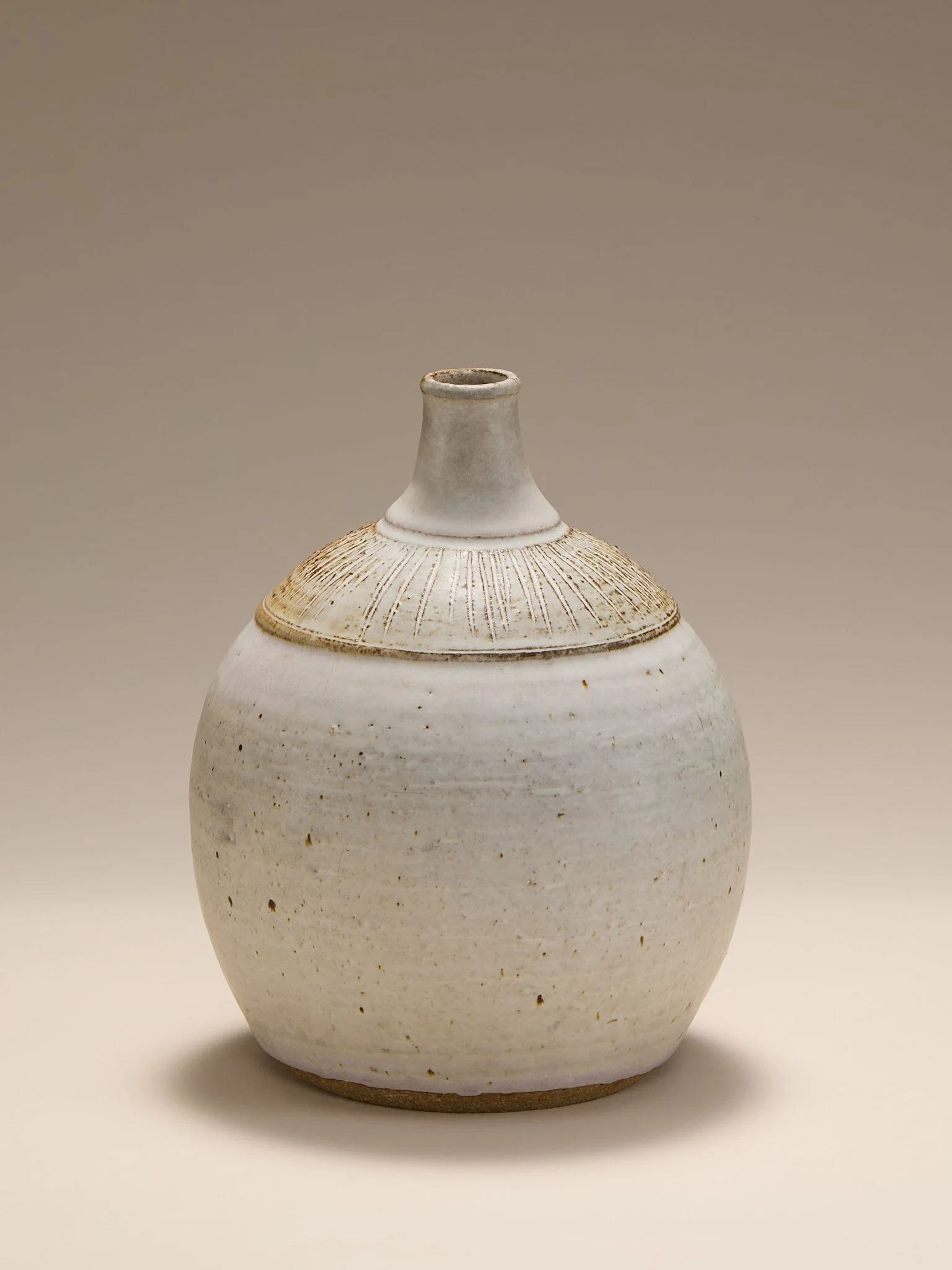 171_The1970sAmericanStudioPotteryVesselwithCarvedCollarDetail_001.jpg