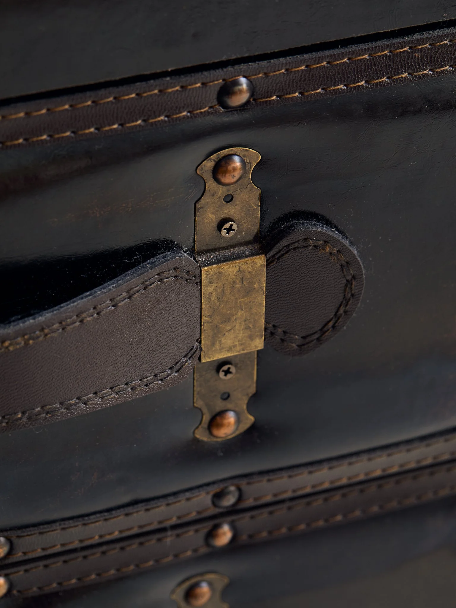 39_TheVintageLeatherChestofDrawers_008.jpg