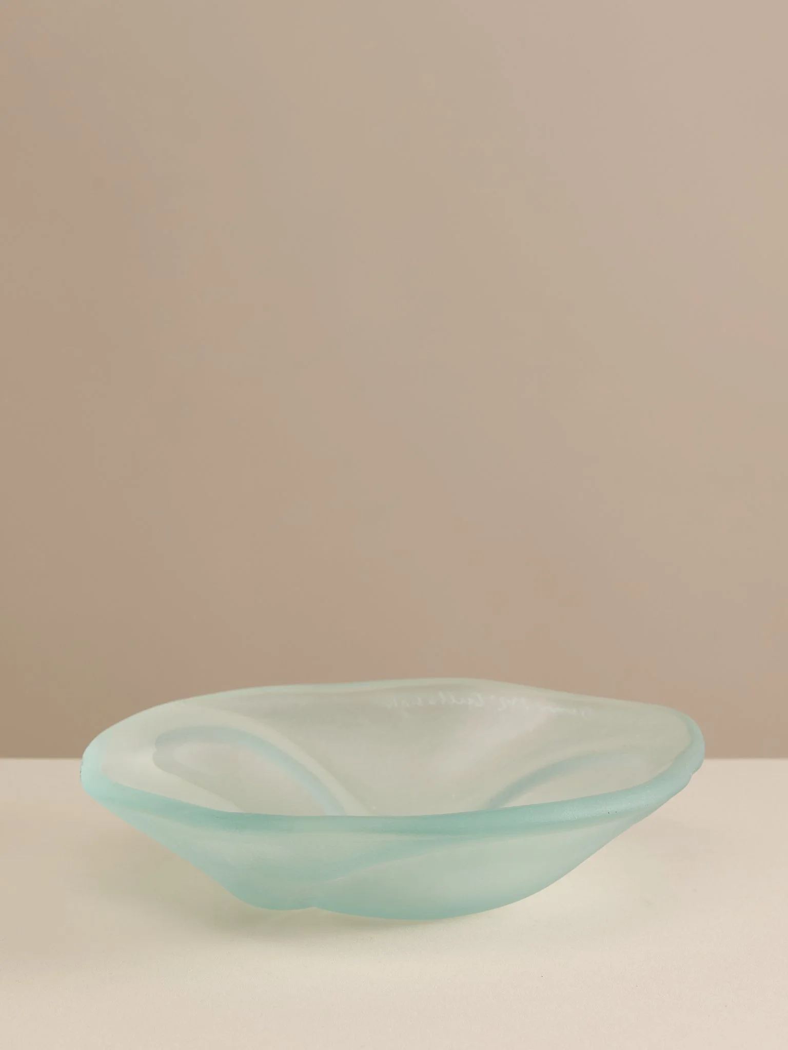 294_TheJimMcCulloughSandBlastedArtStudioGlassDish_001.jpg