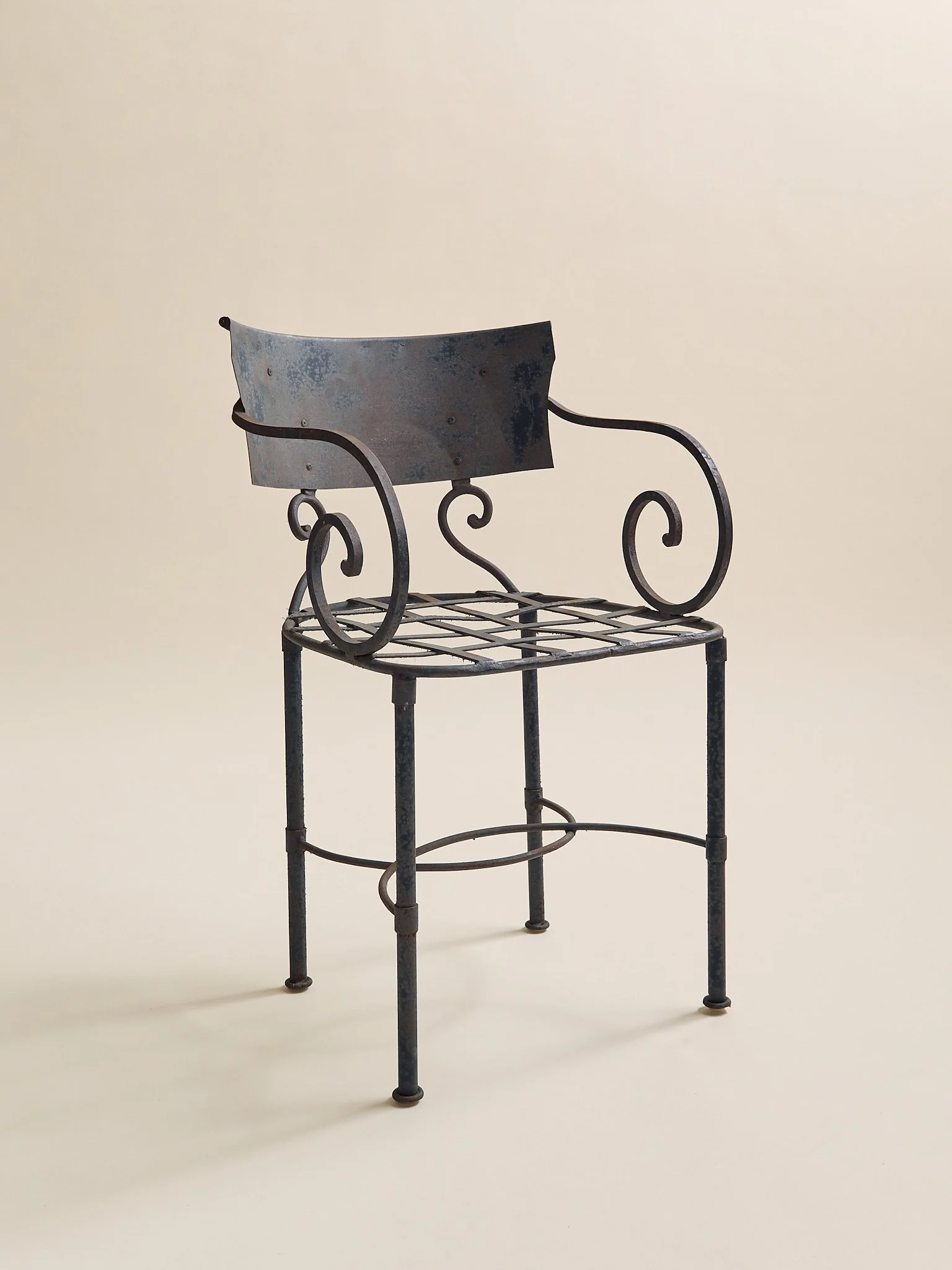 290_TheVintageIronSwirlChairs_03.jpg