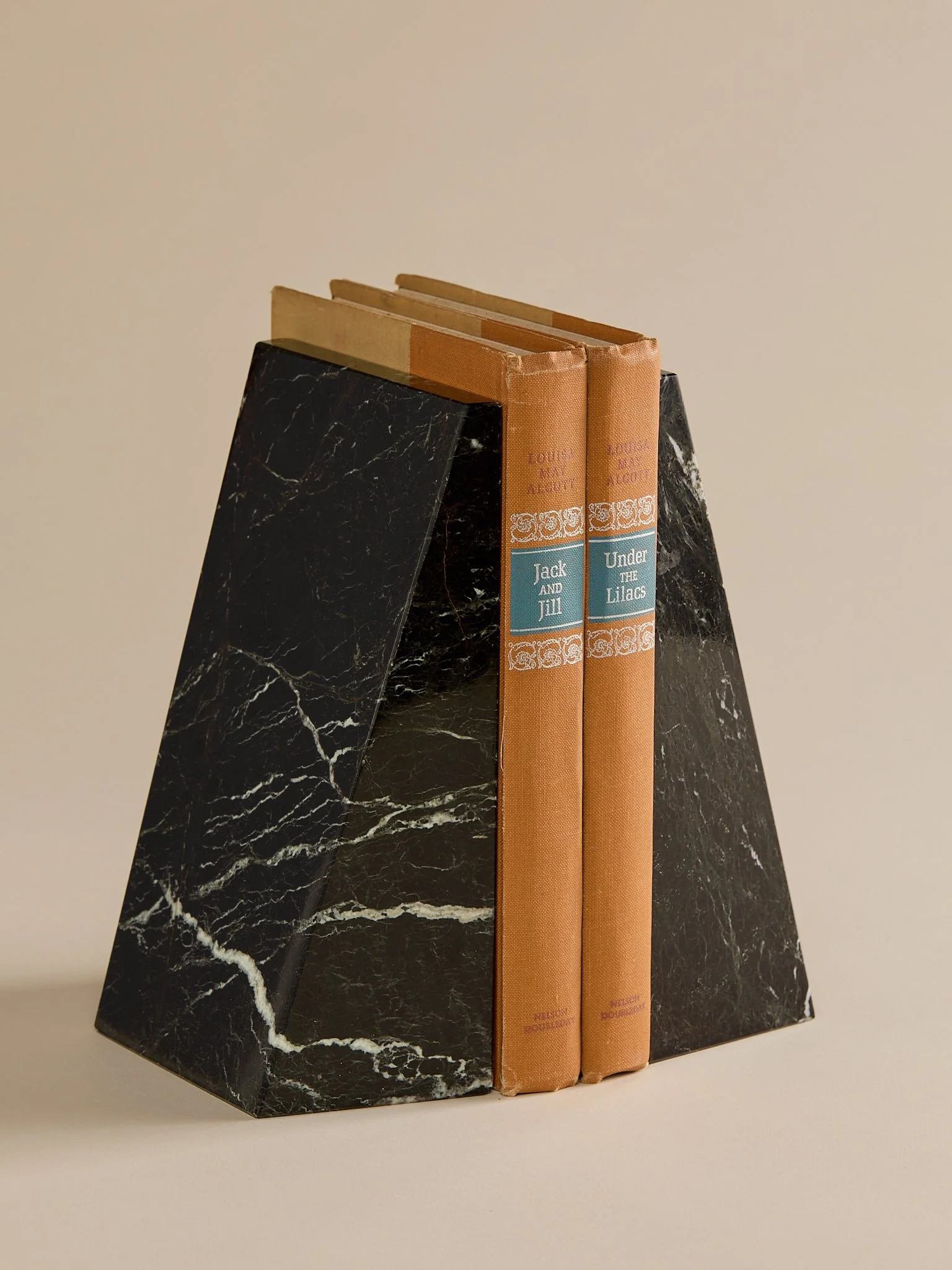 238_TheVintageOnyxBookends_001.jpg