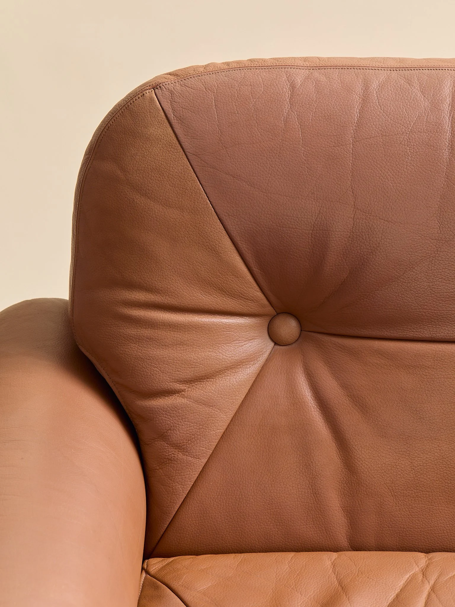 377_TheVintageGeorgThamsDanishLeatherLoungeChairs_14.jpg