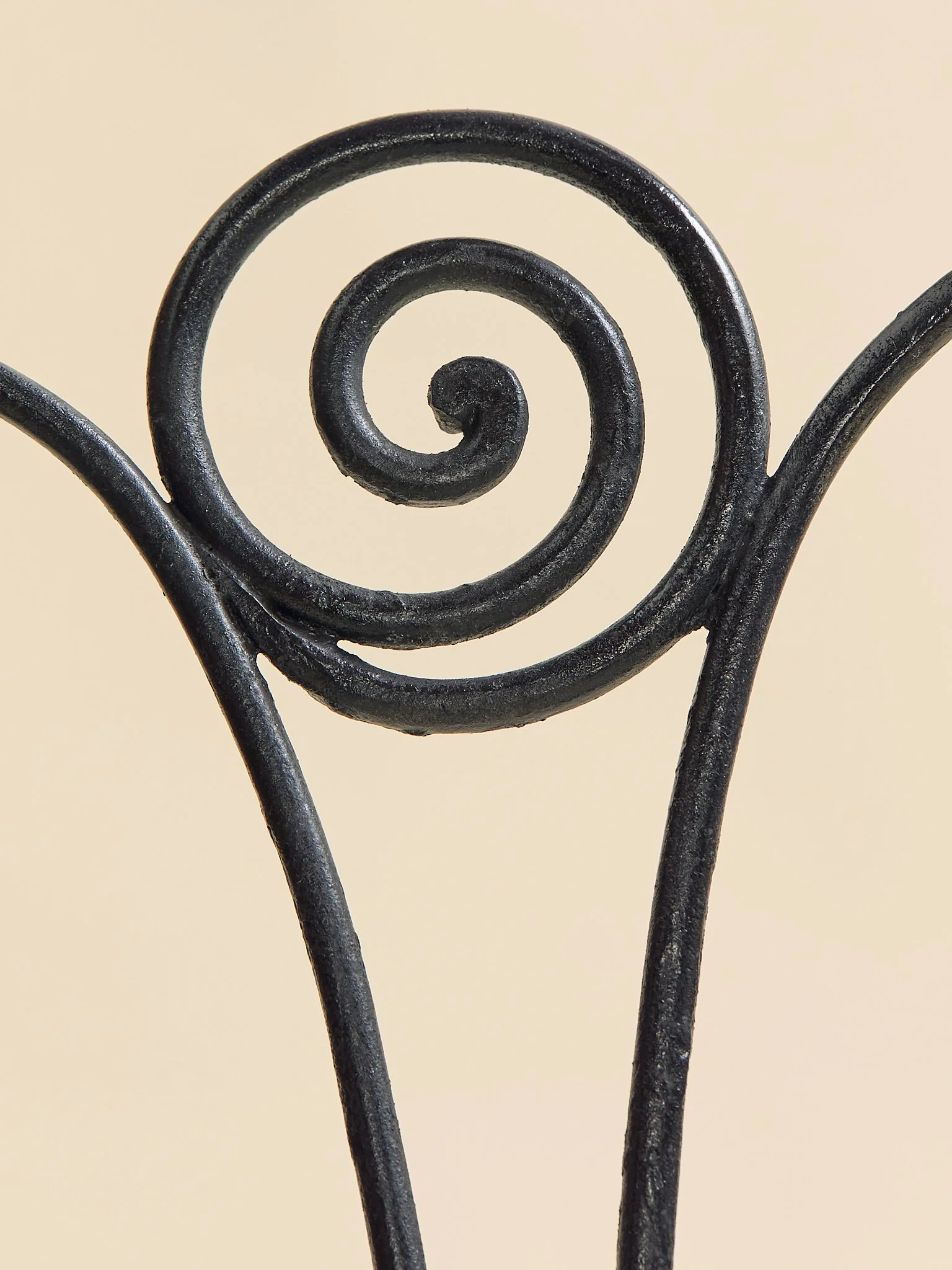304_TheIronScrollChair_06.jpg