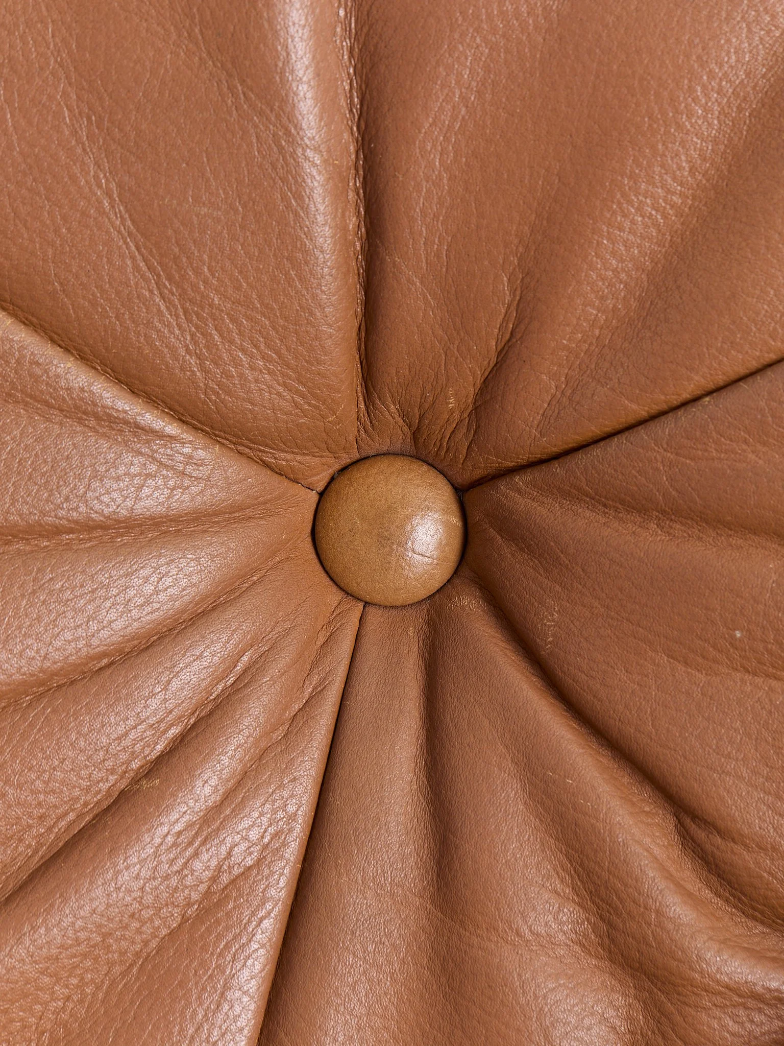 377_TheVintageGeorgThamsDanishLeatherLoungeChairs_07.jpg