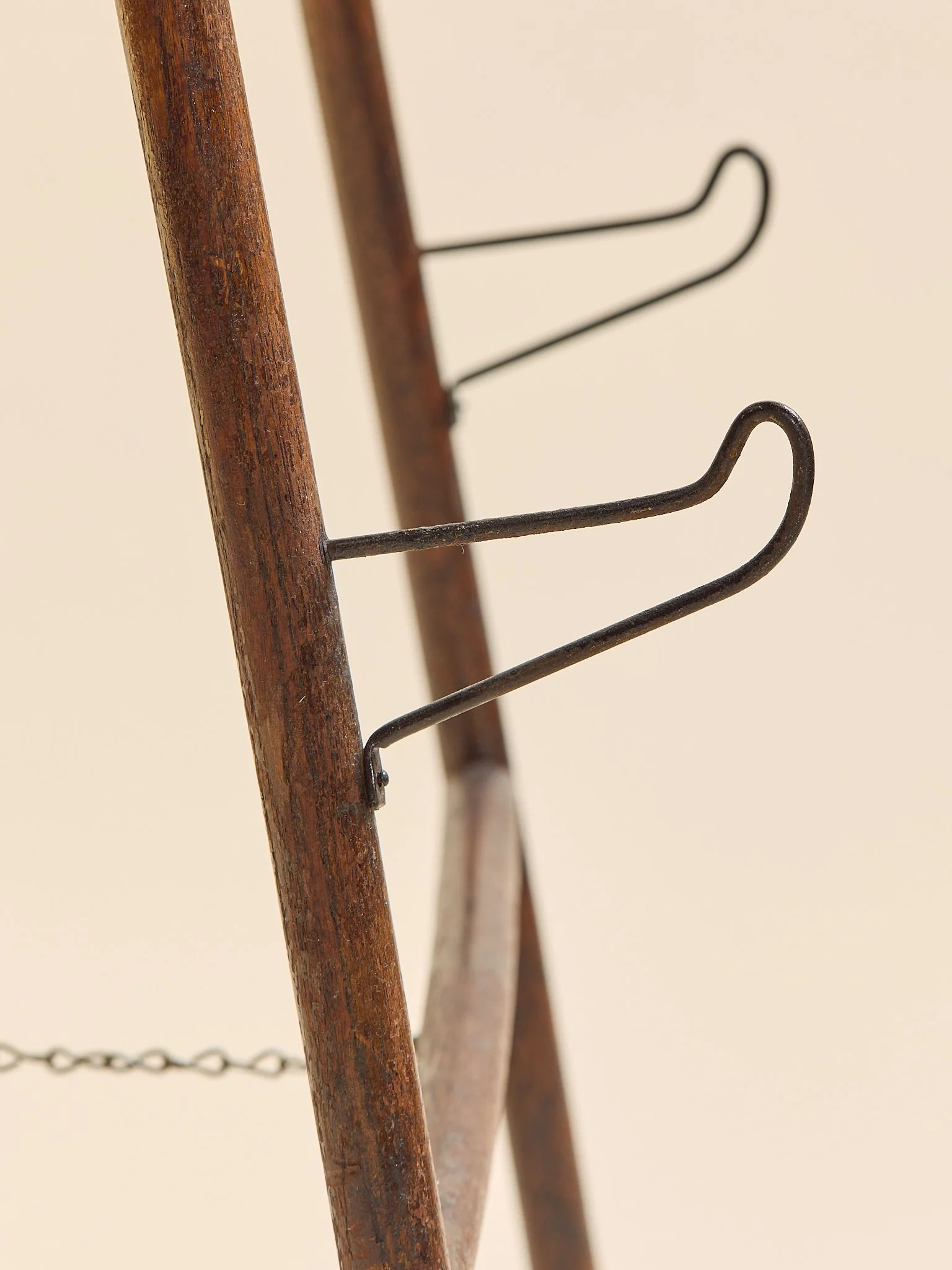 337_TheAntiqueWoodCarvedEasel_09.jpg