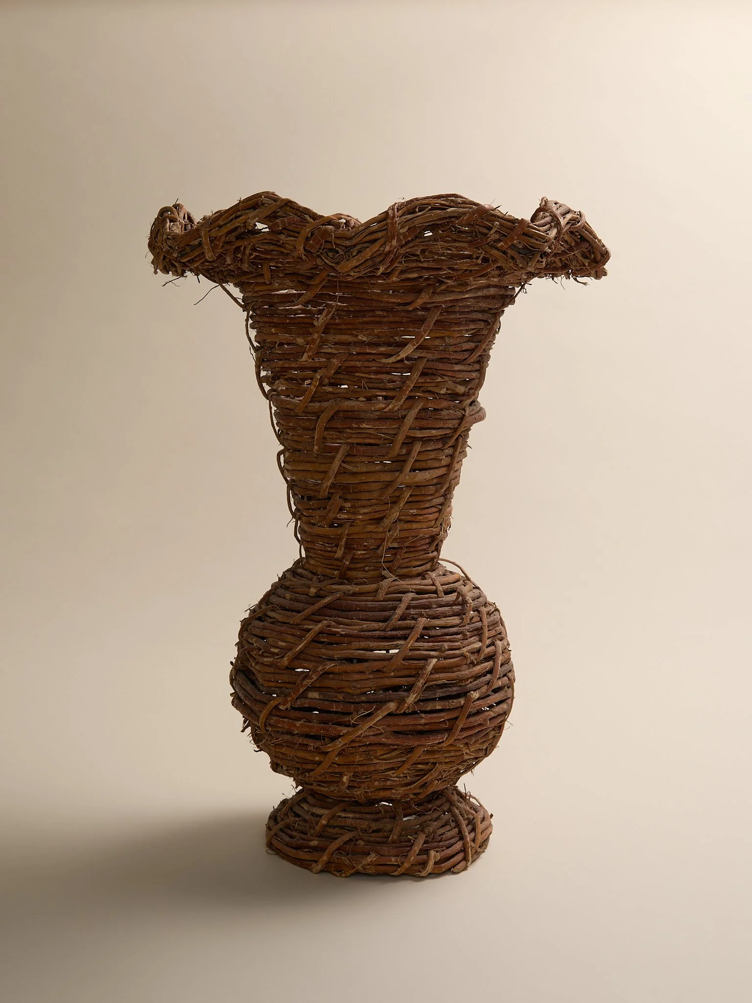 Shot_78_TheVintageWavyWovenRattanVase_002.jpg