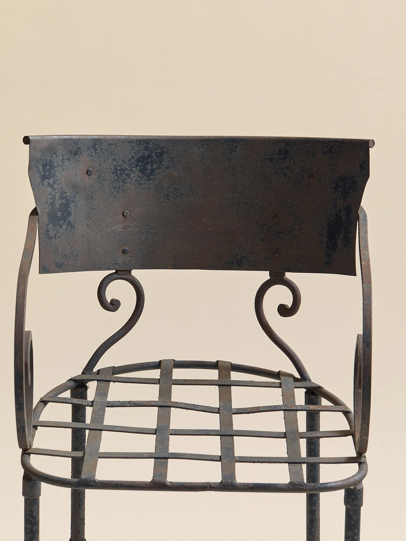290_TheVintageIronSwirlChairs_06.jpg