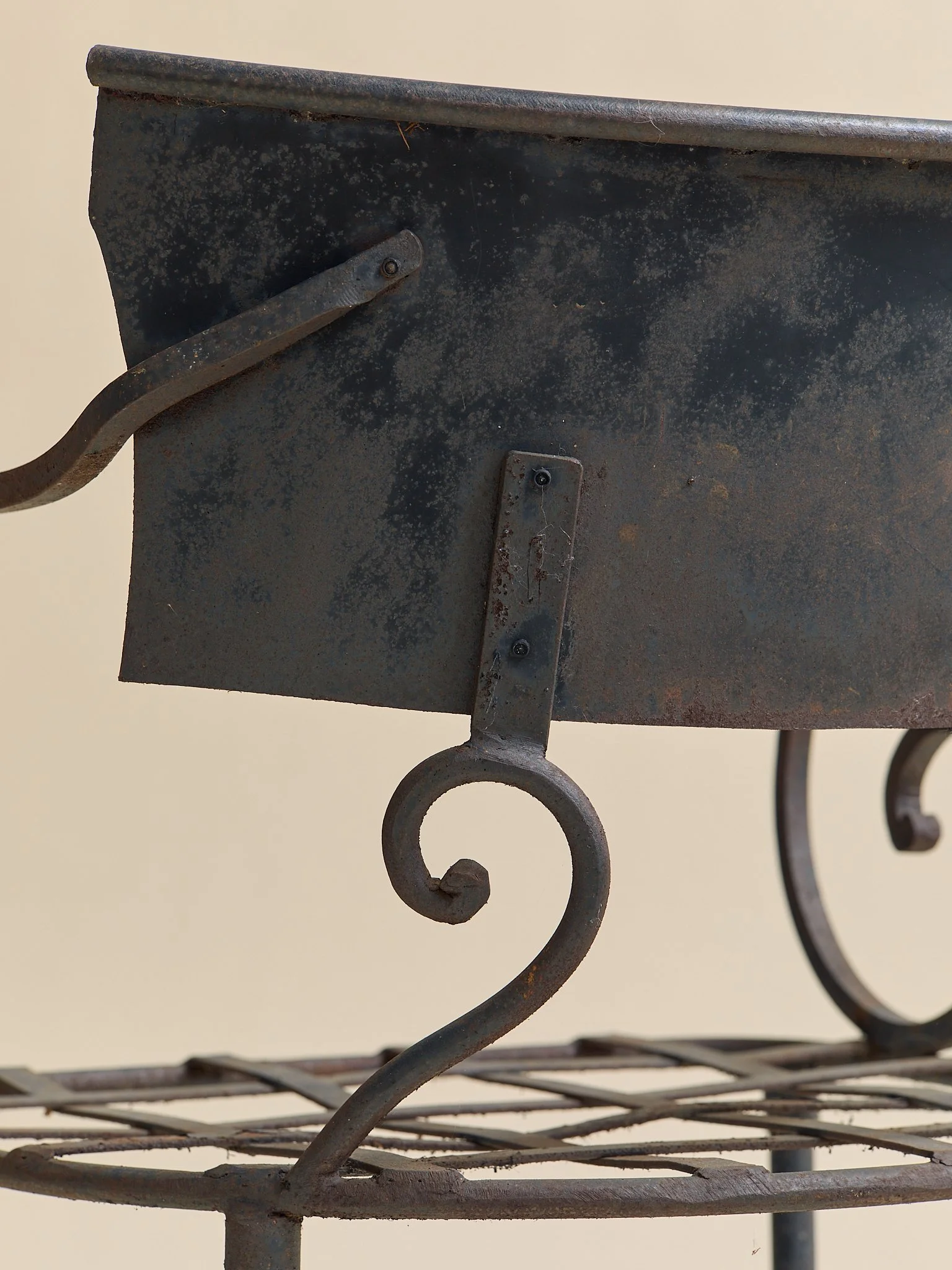 290_TheVintageIronSwirlChairs_08.jpg