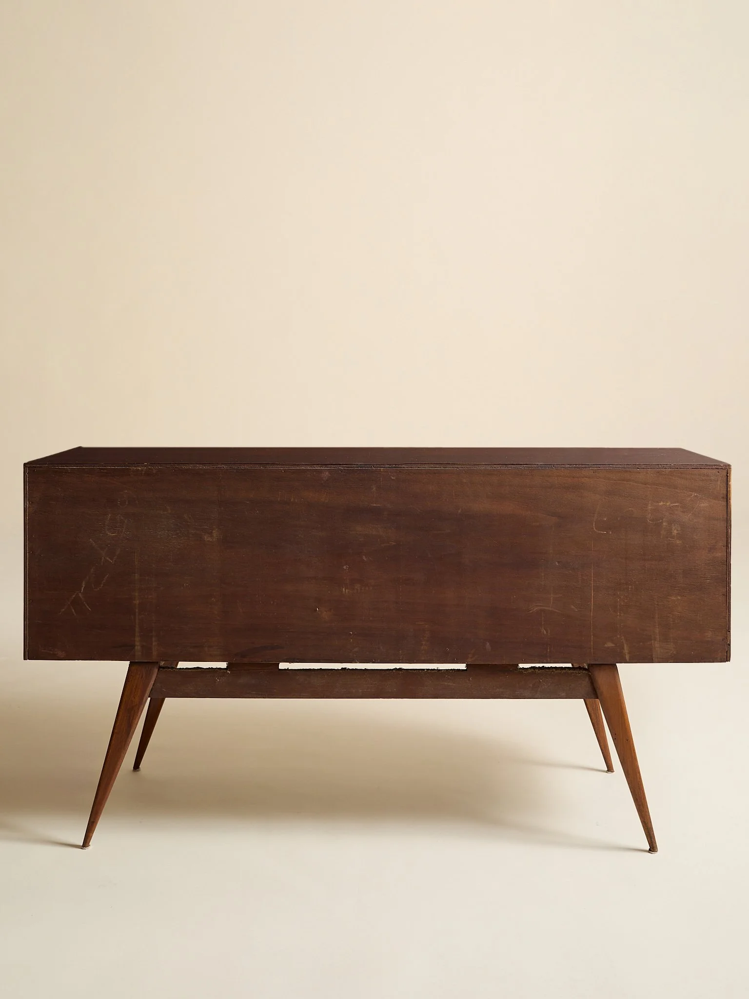 400_TheVintageMahoganyAndRosewoodFourDrawerDresserHavingBrassHardwareC1955_06.jpg
