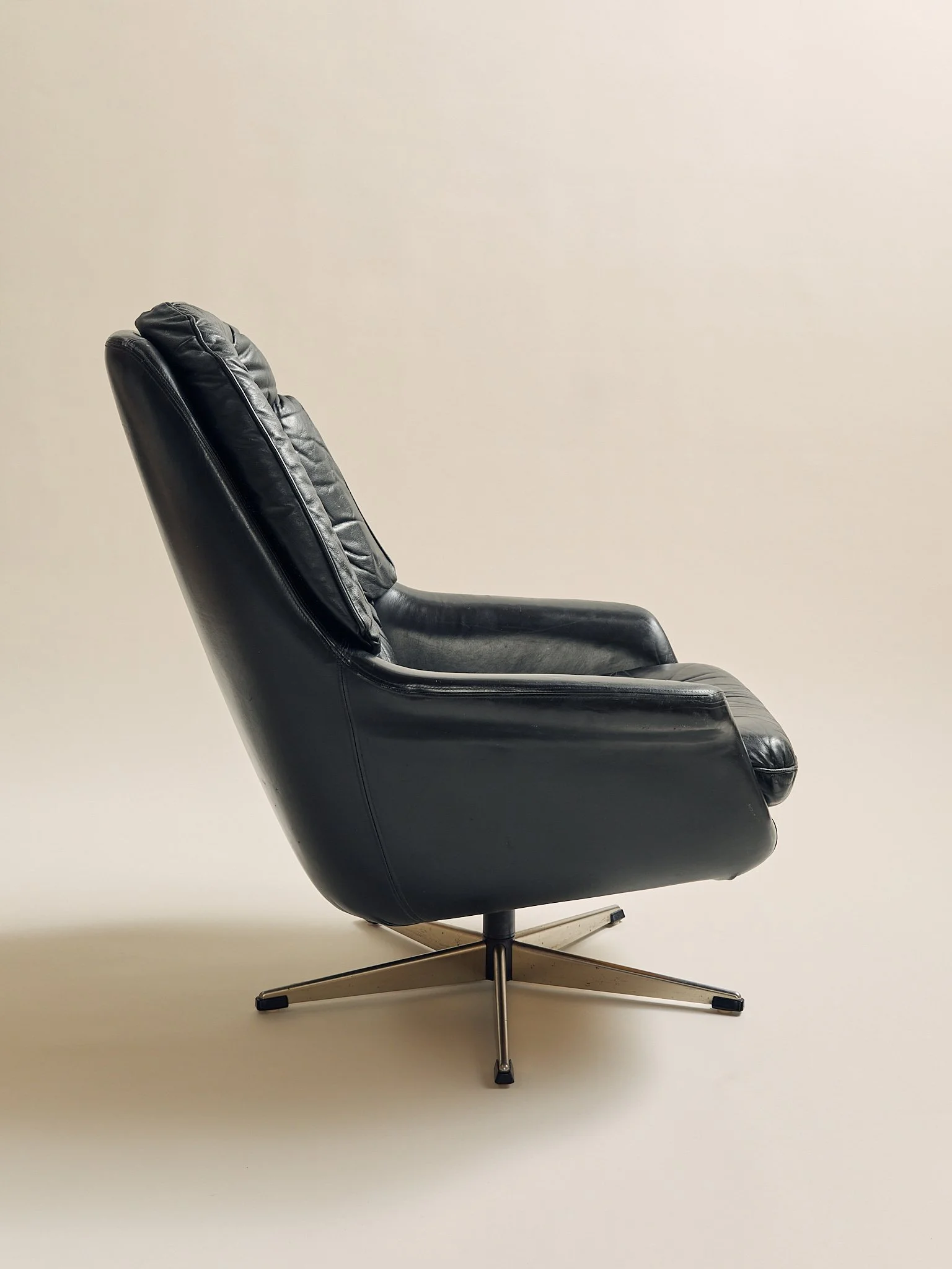 288_TheVintageH.W.KleinforBraminDanishLeatherLoungeChair1960s_04.jpg