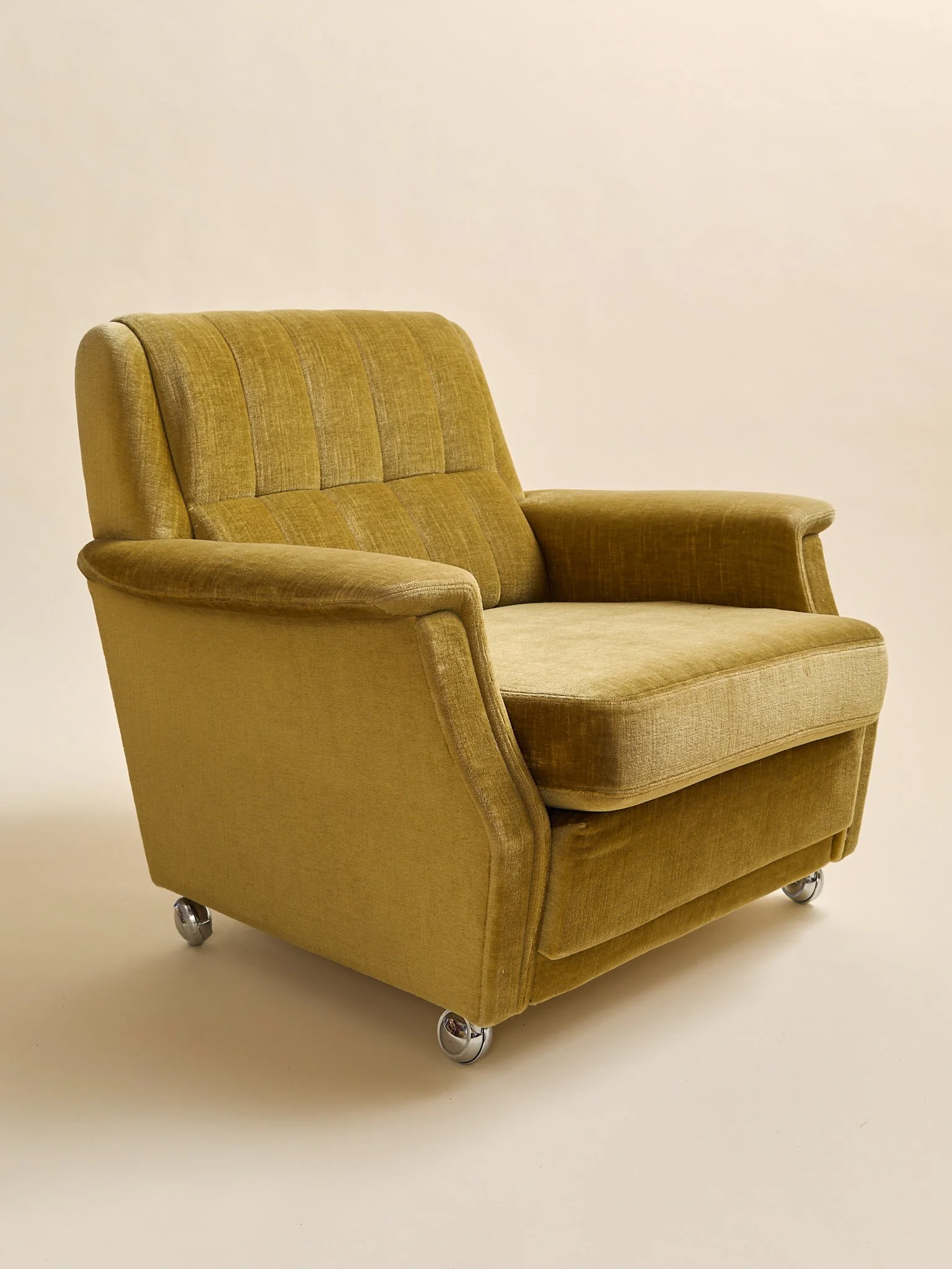376_TheVintagePairOfDanishVelourLoungeChairsC1960S_03.jpg