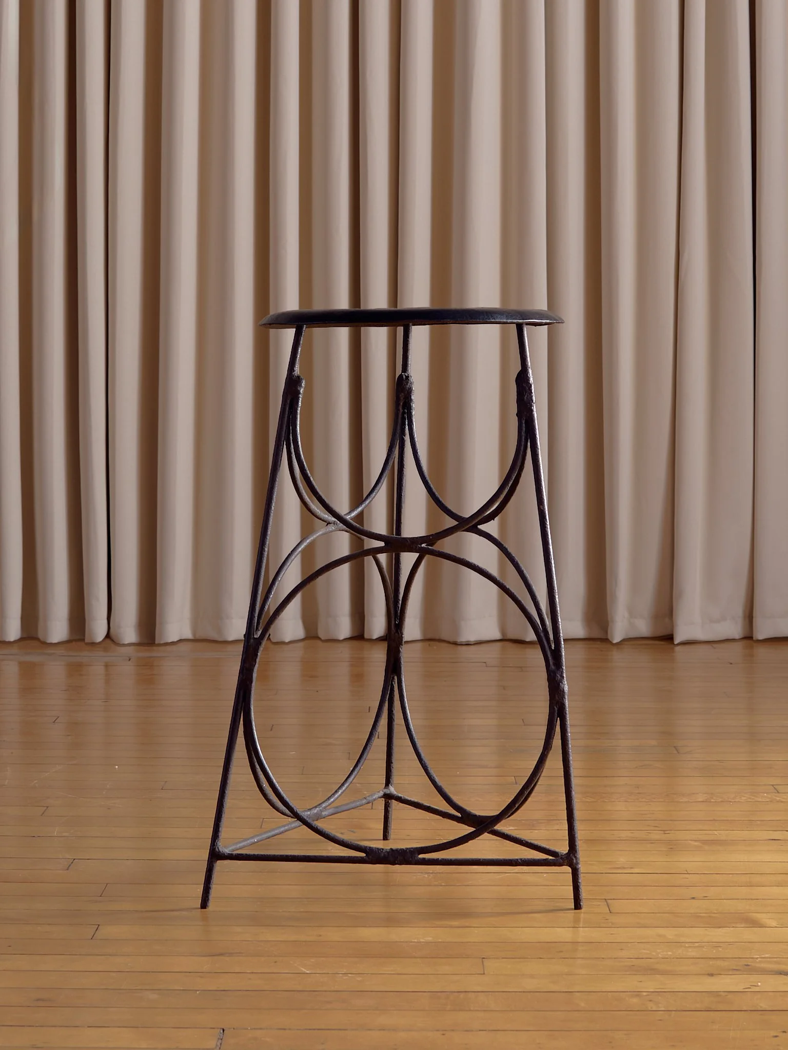 44_TheVintageIronCircleStoolTable_003.jpg