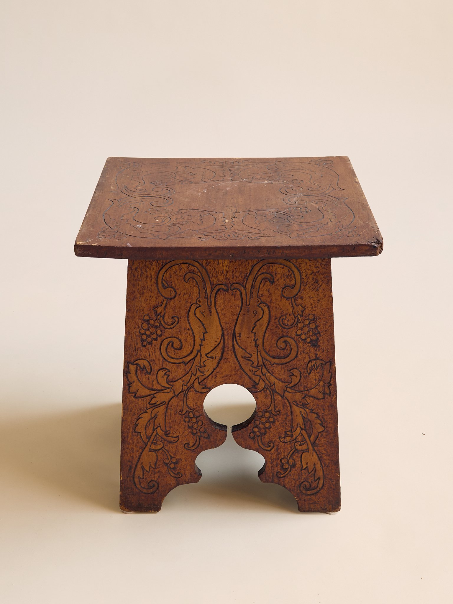 05_TheVintageCarvedFloralMotifSideTable_001.jpg