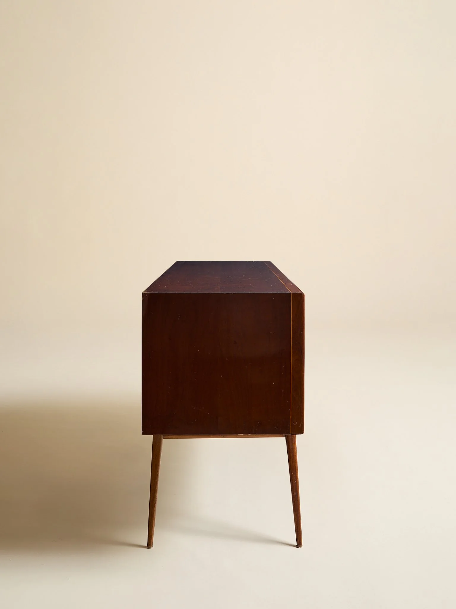 400_TheVintageMahoganyAndRosewoodFourDrawerDresserHavingBrassHardwareC1955_05.jpg