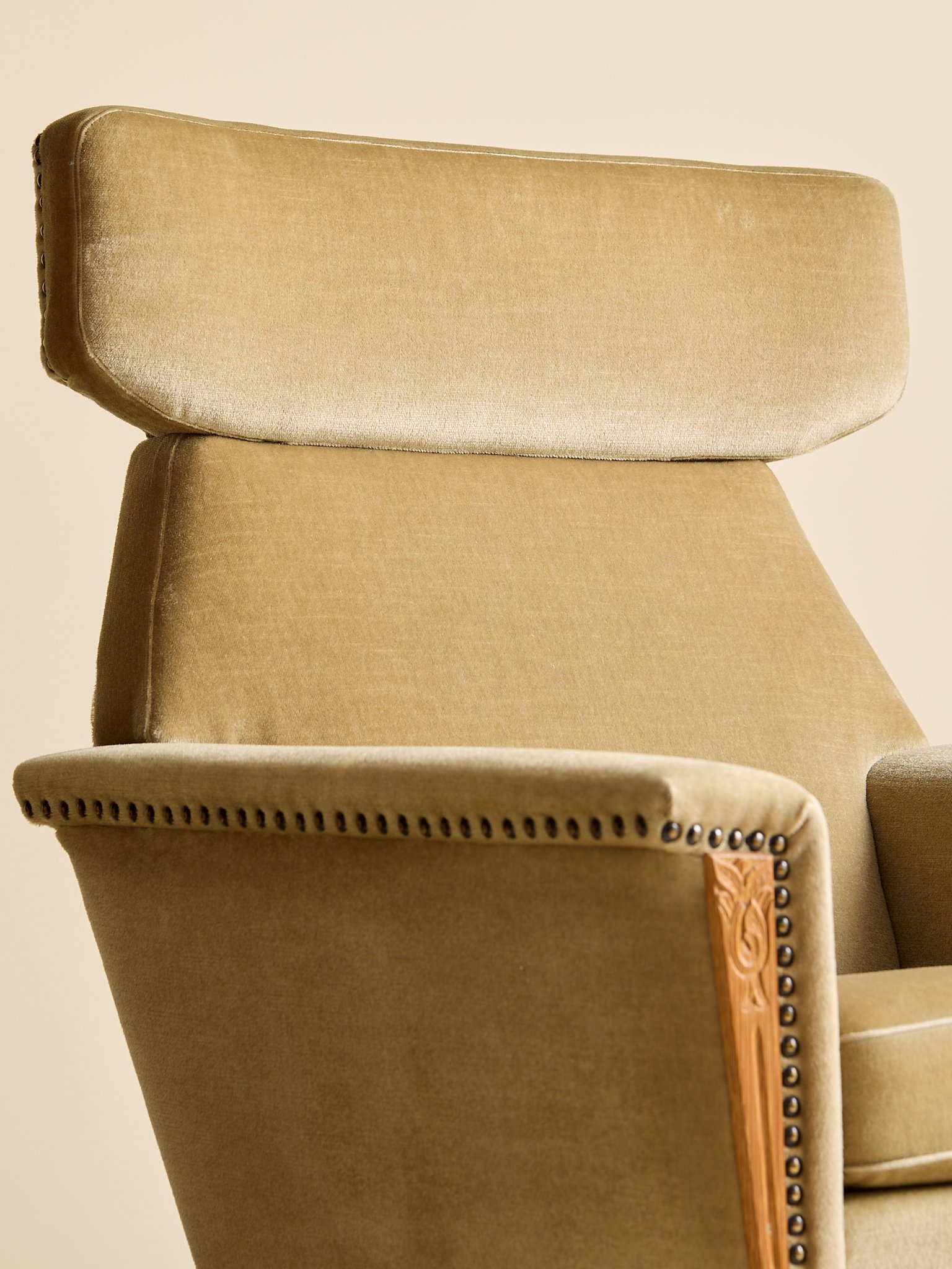 394_TheVintageDanishVelourCarvedDetailArmchairs_07.jpg