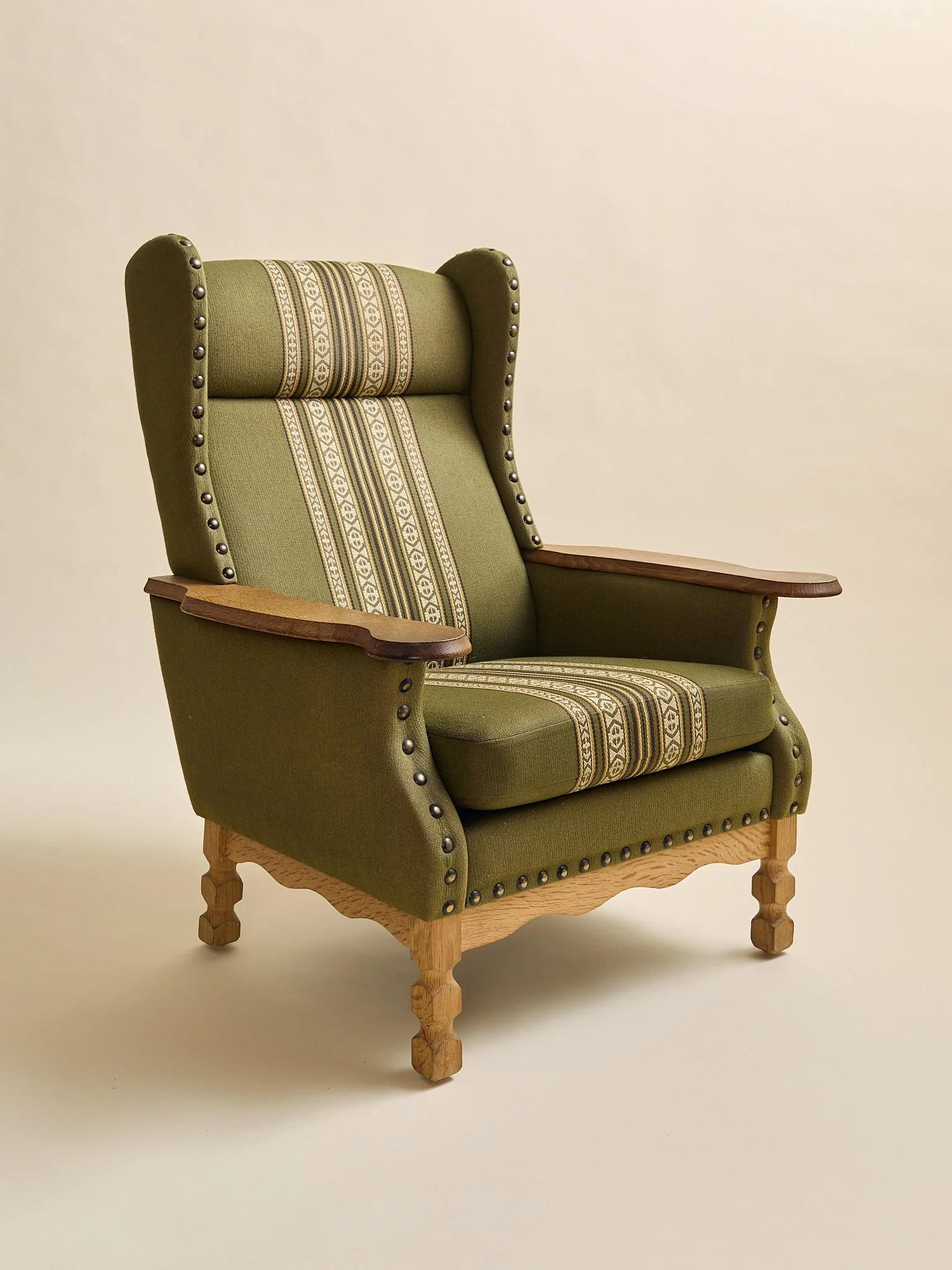 373_TheVintageDanishOakLoungeChairsAttrHenningKjaernulf1960s_2_03.jpg