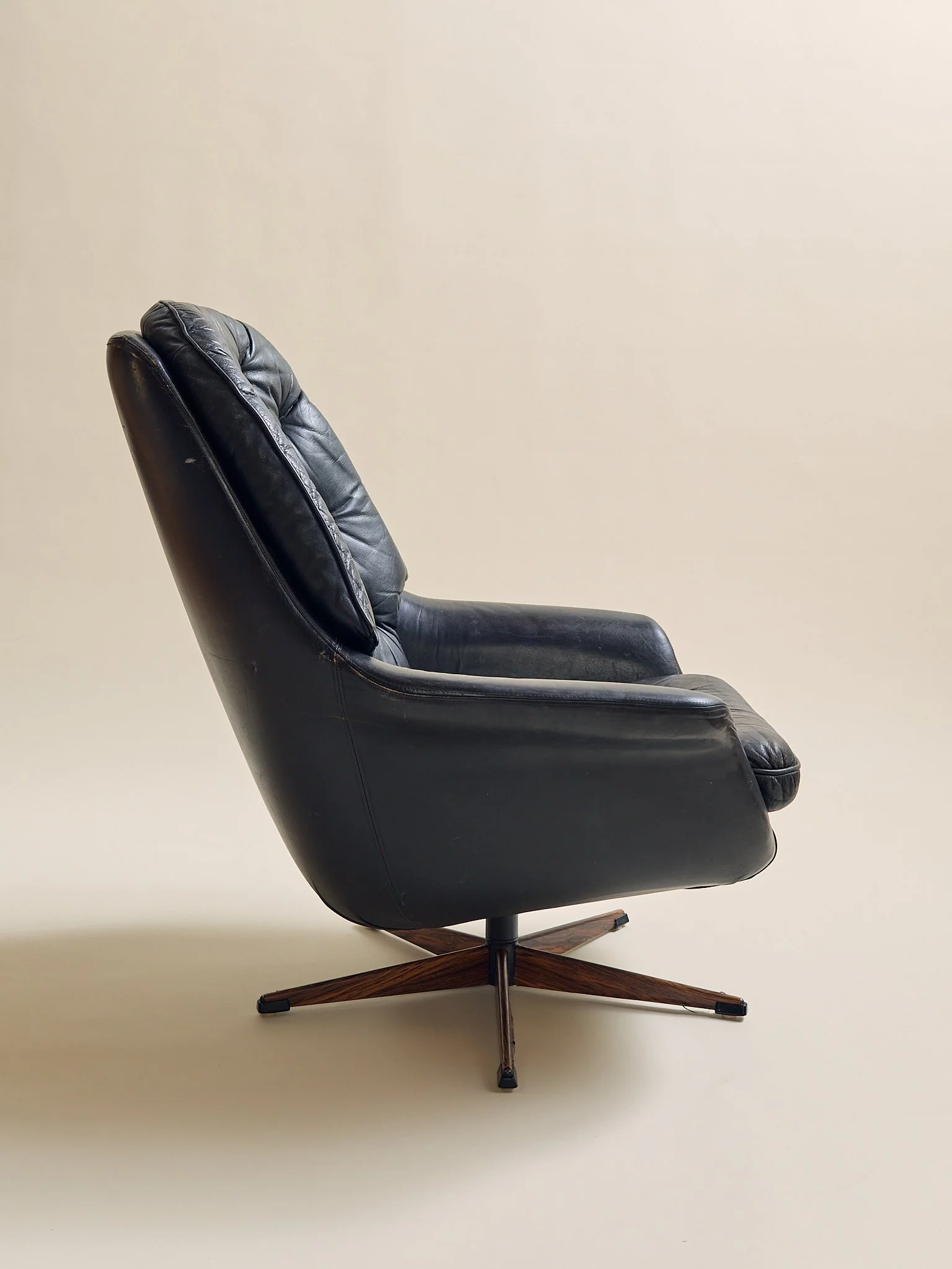 289_TheVintageH.W.KleinforBraminDanishLeatherLoungeChair1960s_06.jpg