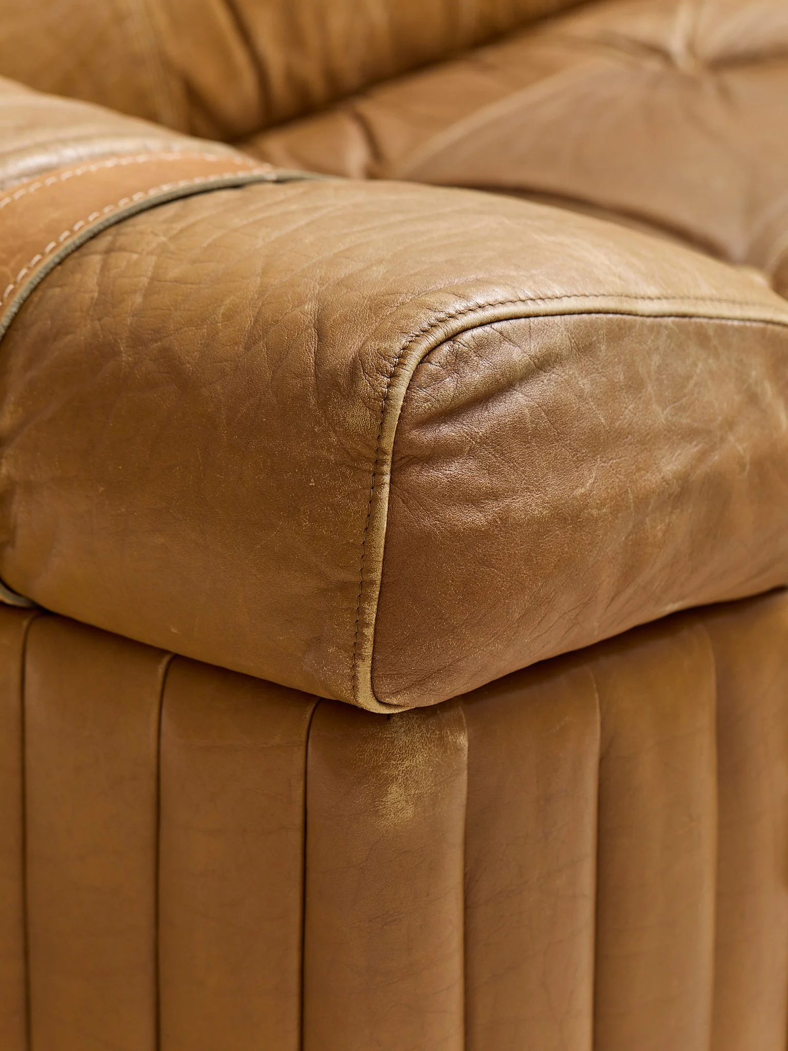 299_TheVintageSvendSkipperDanishLeatherLoveseat1970s_10.jpg