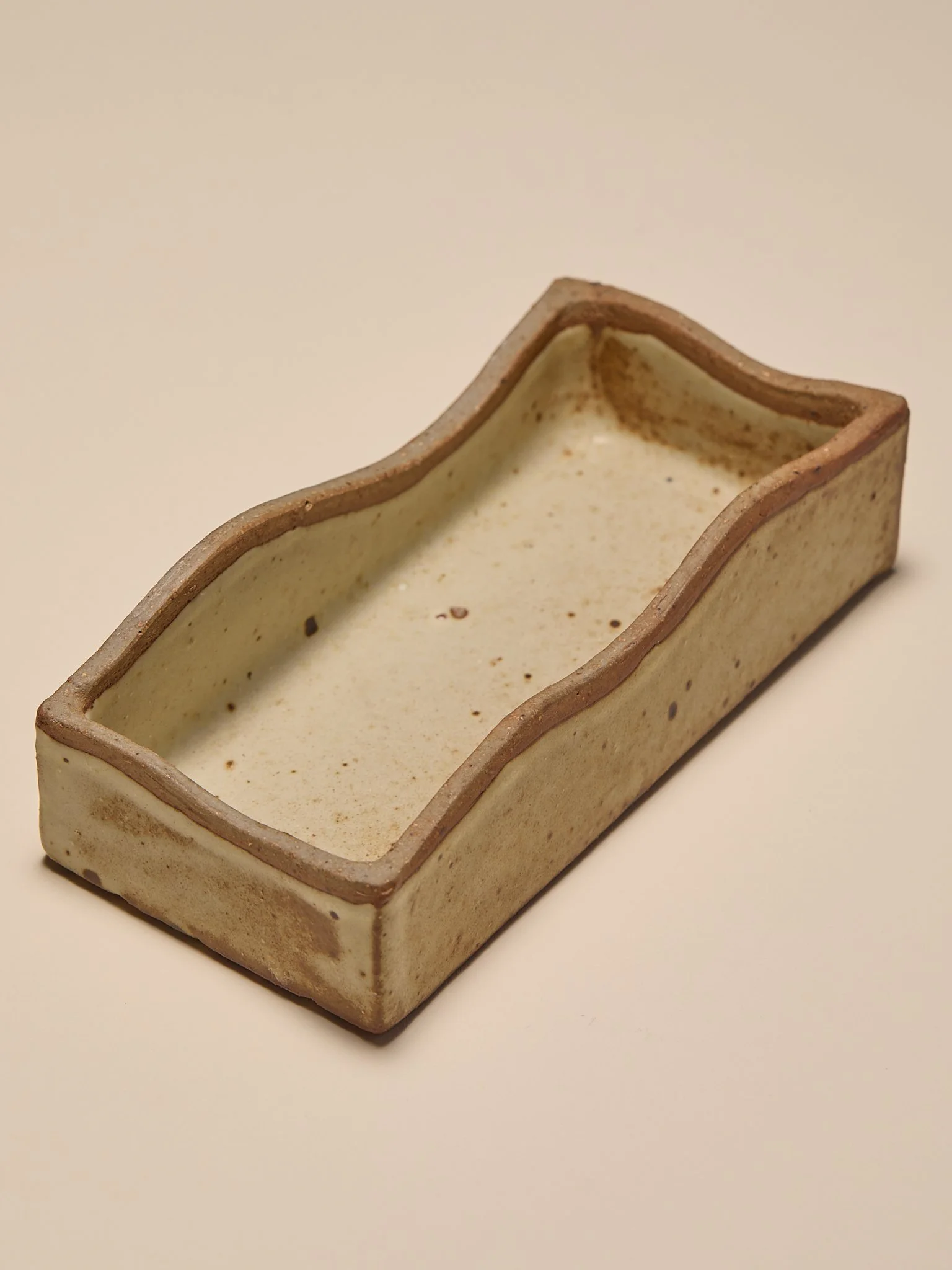 329_TheVintageStudioPotteryRectangleWavyVessel_002.jpg