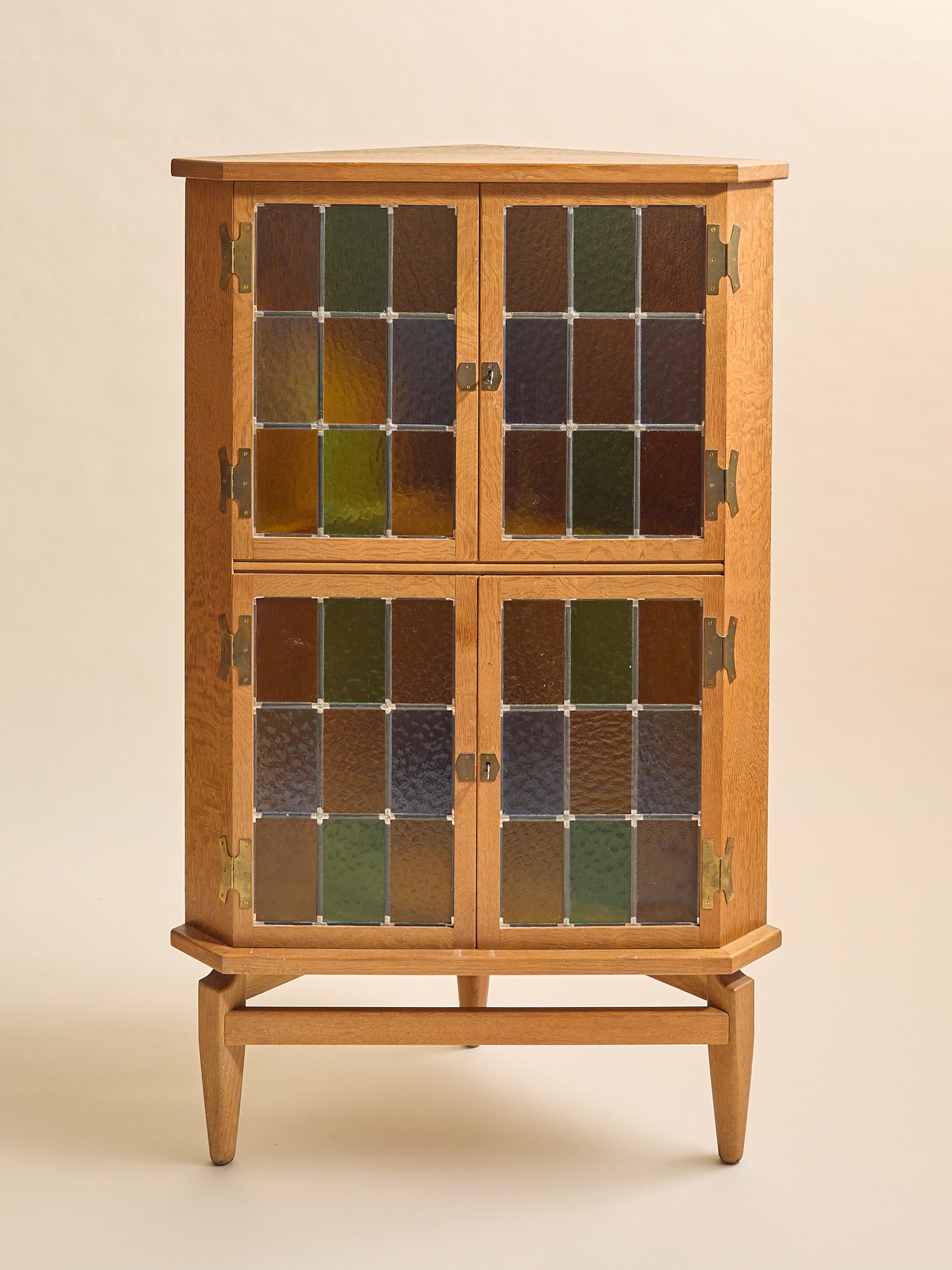 385_TheVintageOak&StainedGlassCornerCabinetAttHenningKjaernulf1960S_01.jpg