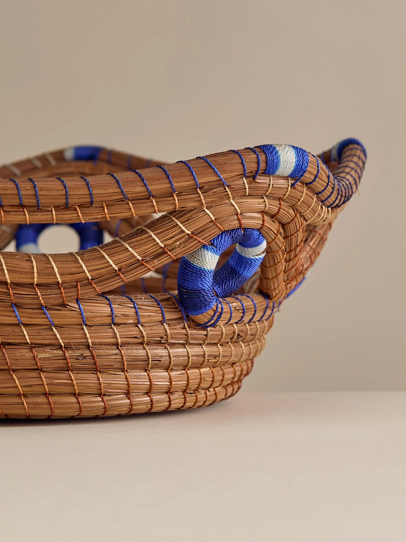 298_TheVintageHandwovenBasketwithBlueandWhiteDetail_003.jpg