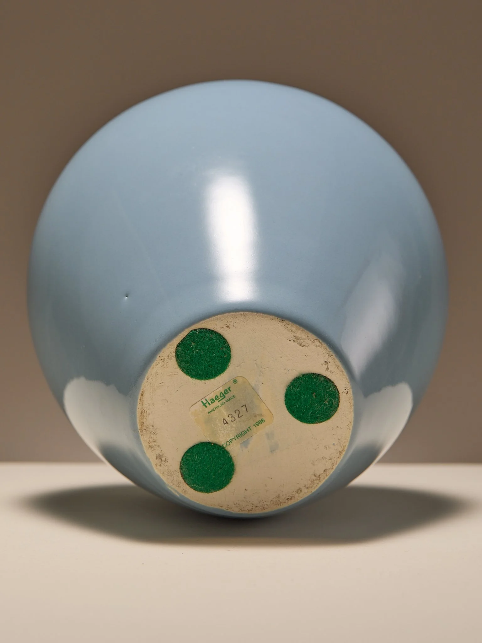311_TheBlueGlossyCeramicVase_004.jpg