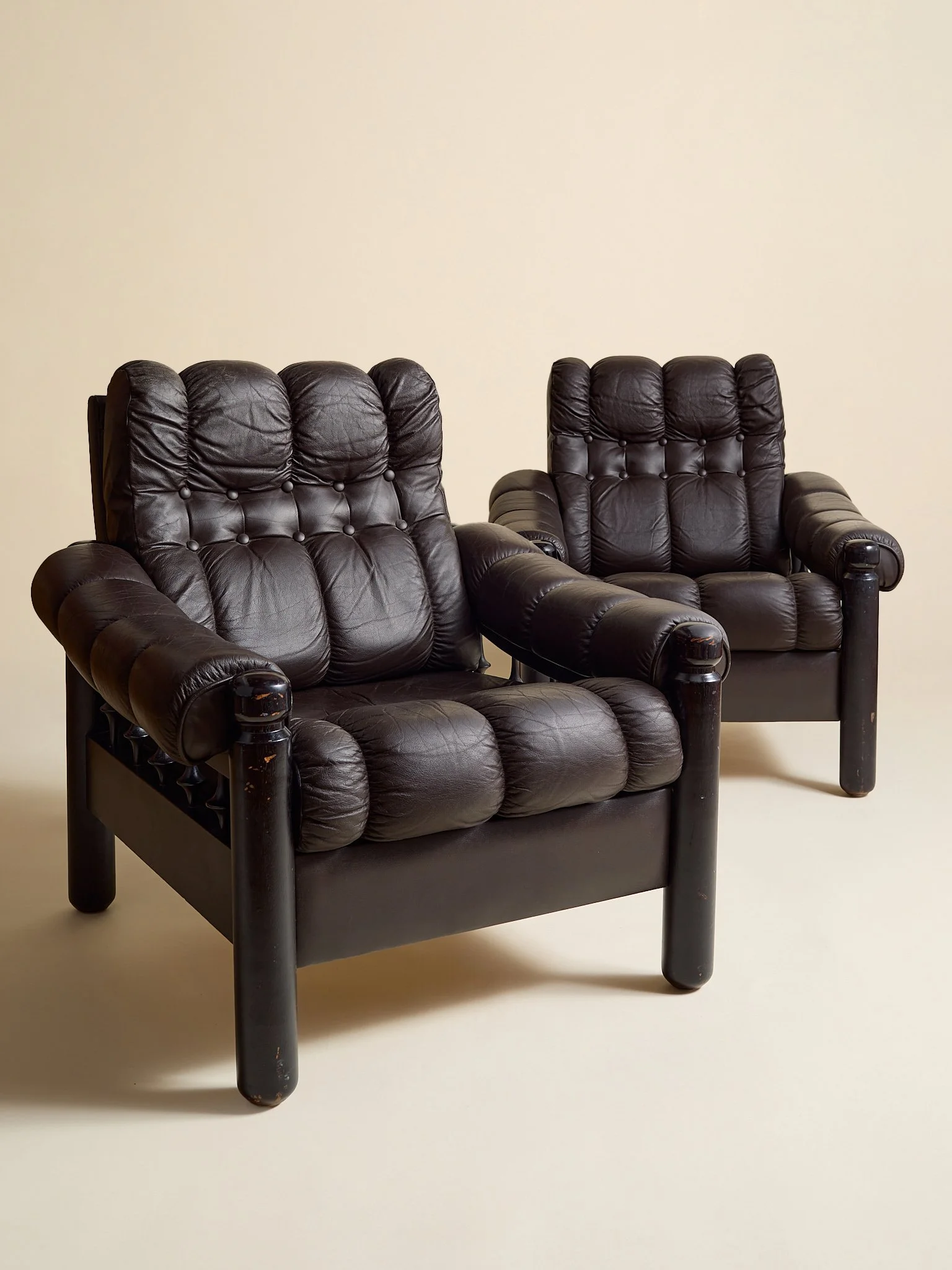 399_TheVintageDarkBrownMidCenturyLoungeChairs_01.jpg