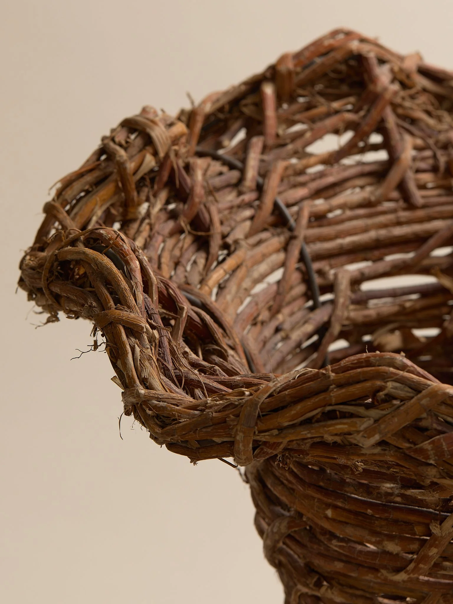 Shot_78_TheVintageWavyWovenRattanVase_004.jpg