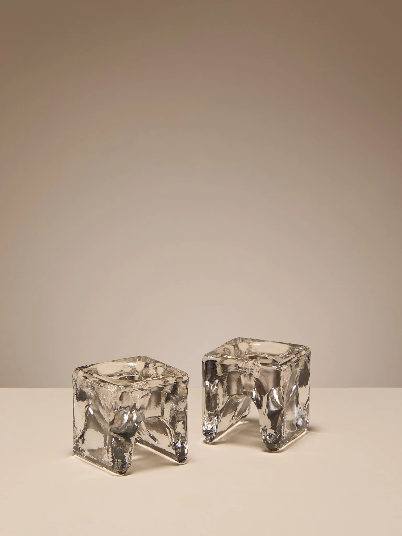327_TheVintagePairofClearCrystalGlassBlockCandlesticks_005.jpg