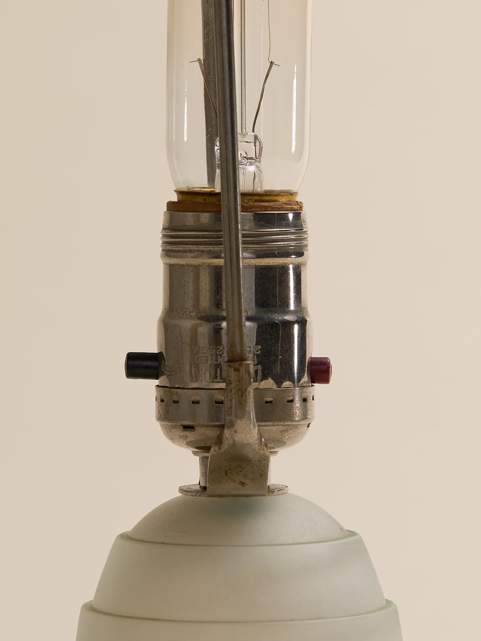 Shot_92_TheVintageArtDecoFrostedGlassMiniLamp_006.jpg