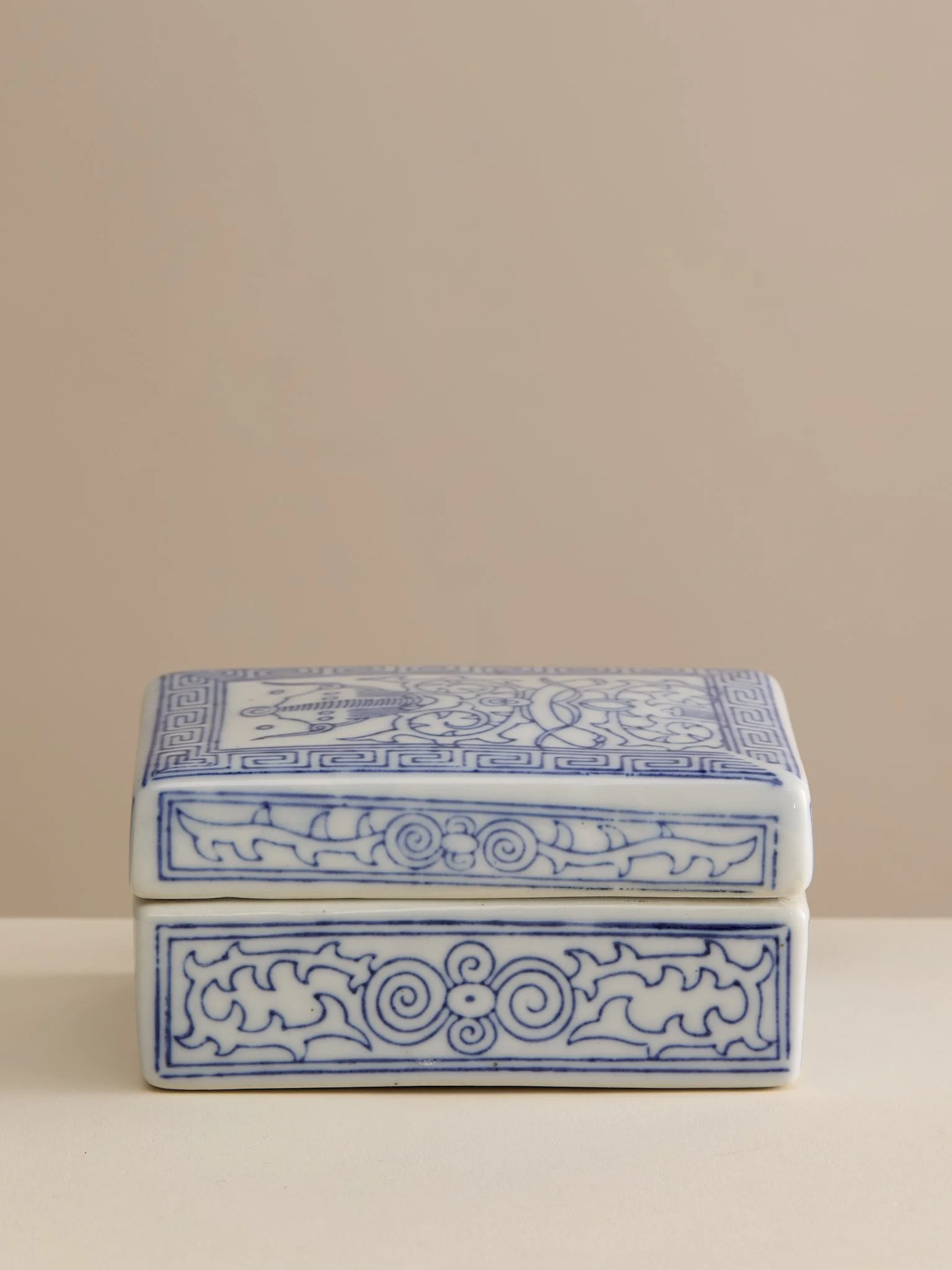 The Vintage Chinoiserie Style Porcelain Blue and White Lidded Box