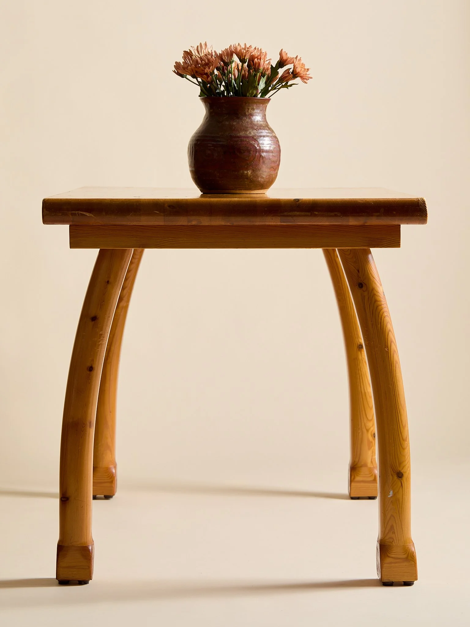 403_TheVintagePineCurvedLegPetiteTable_02.jpg