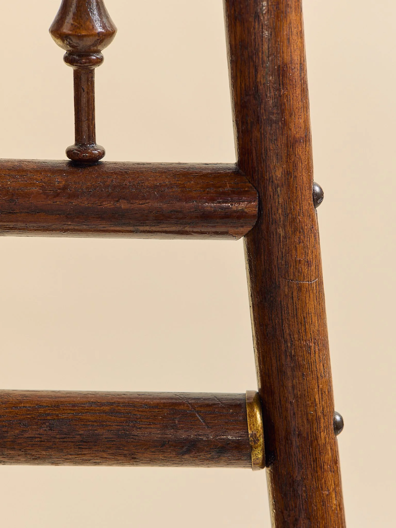 337_TheAntiqueWoodCarvedEasel_07.jpg