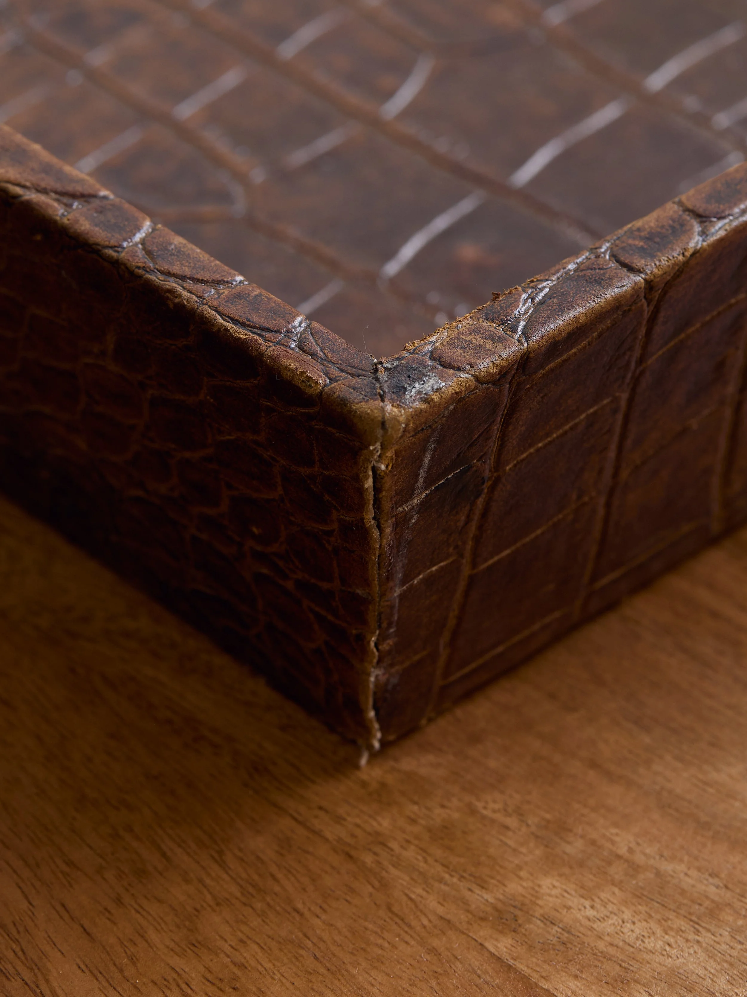 29_TheVintageLargeLeatherSquareTray_004.jpg