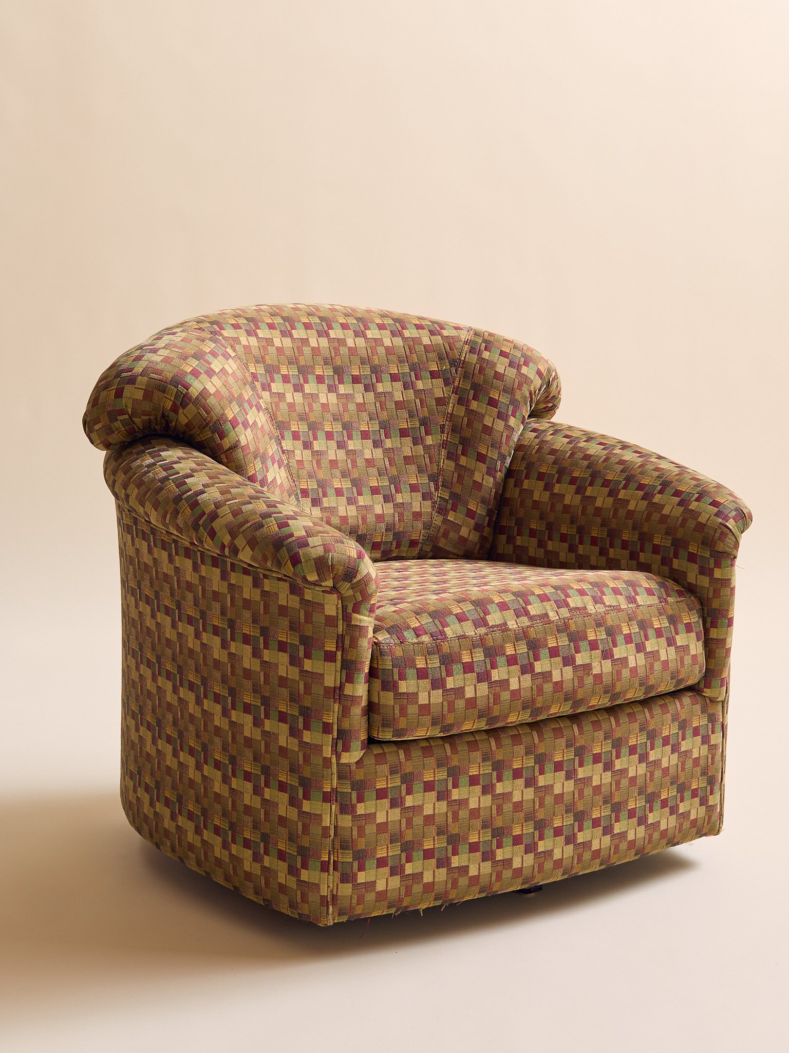 204_TheVintagePatternSwivelChair_002.jpg