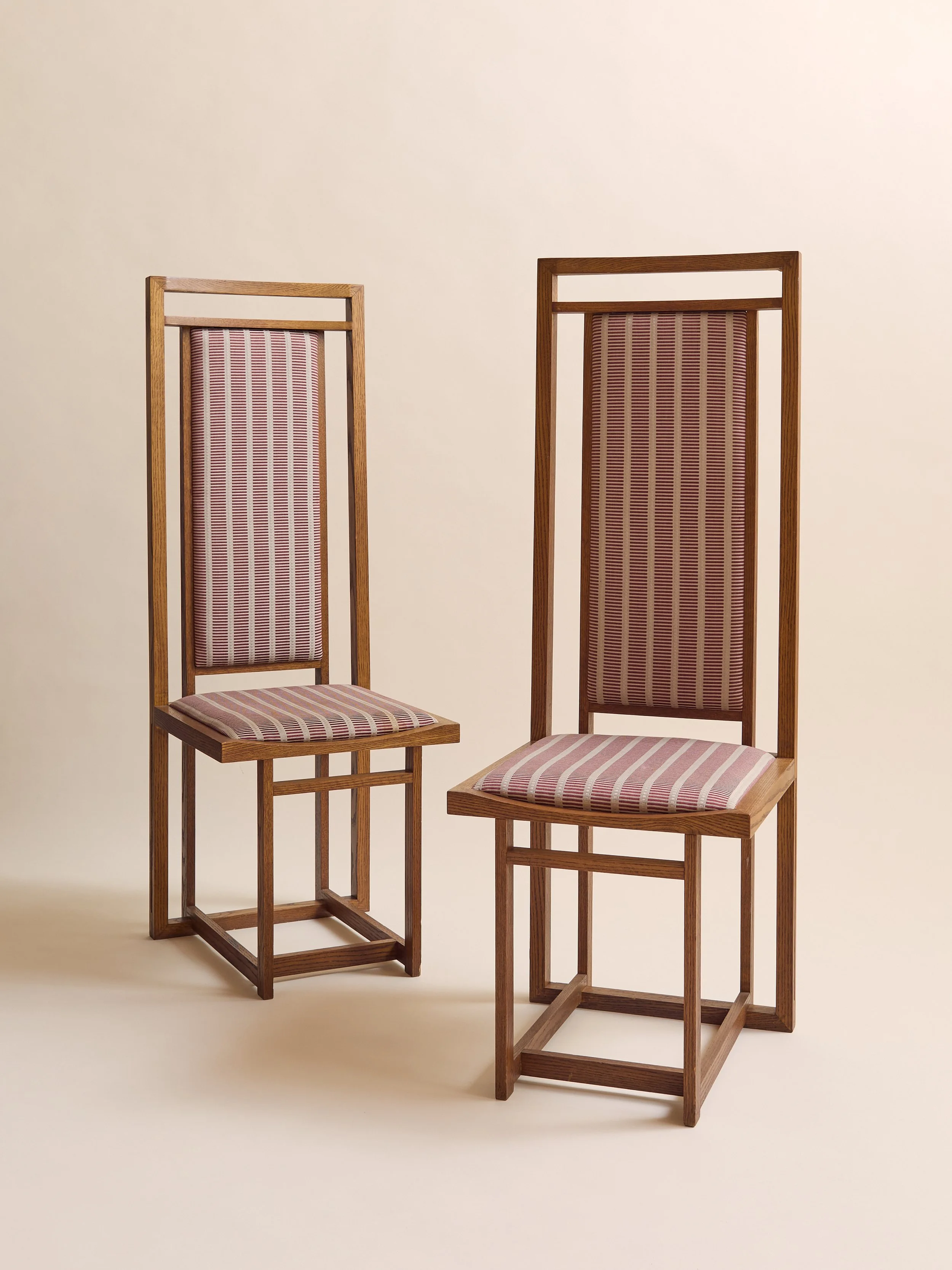 The Vintage Oak Prairie Chairs in the Style of Frank Lloyd Wright