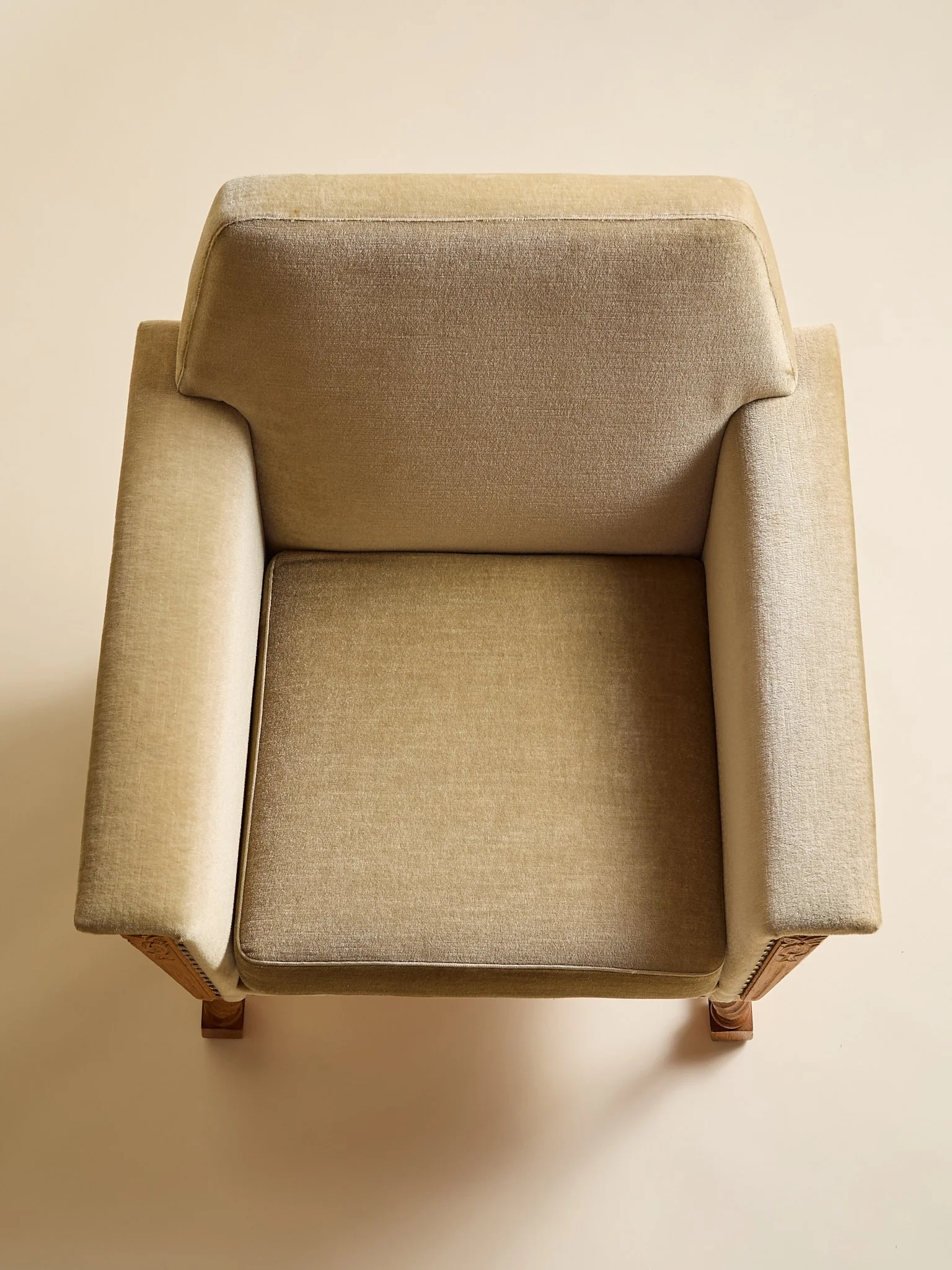 393_TheVintageDanishVelourCarvedDetailArmchairs_05.jpg
