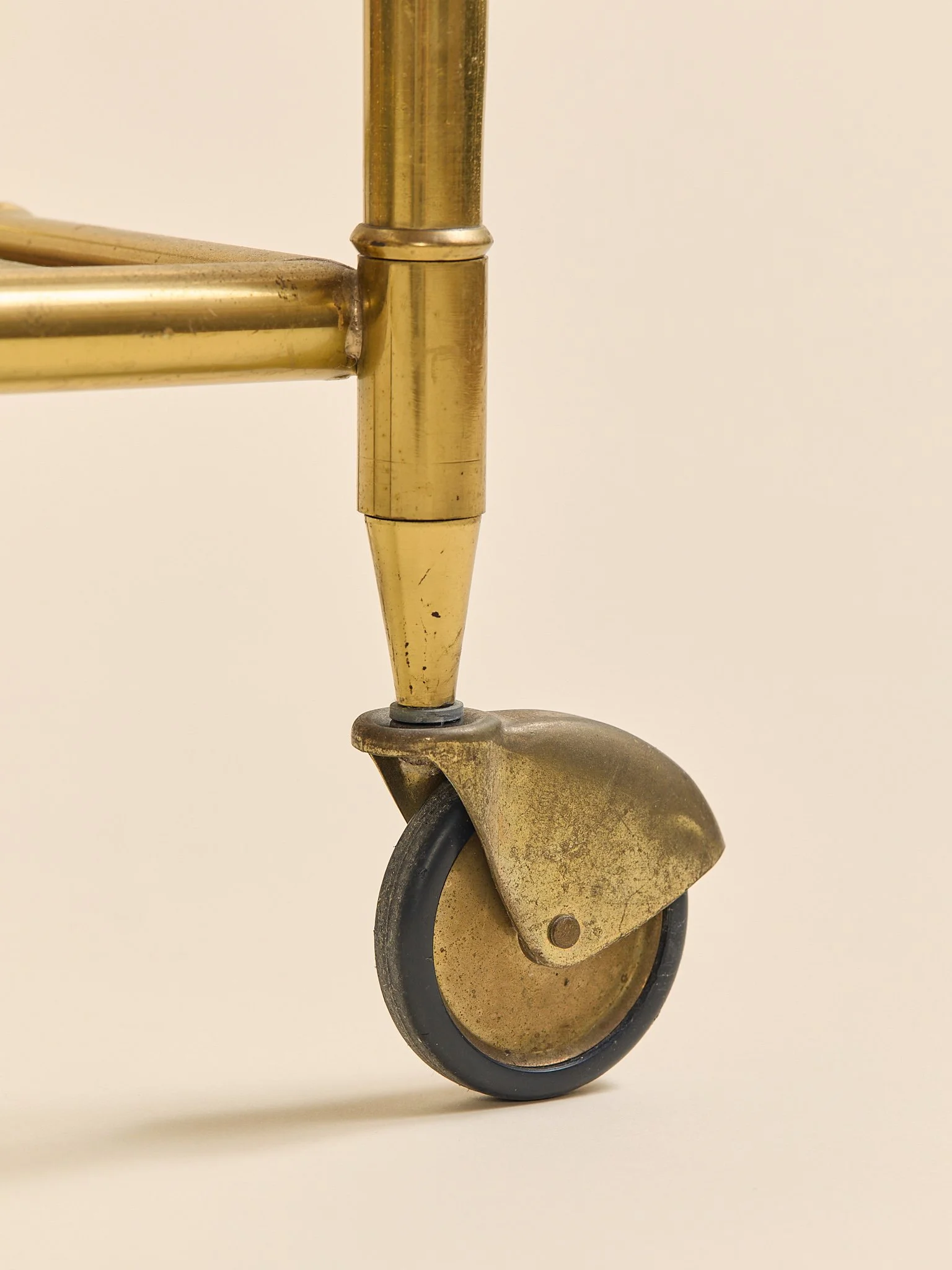 336_TheVintageHollywoodRegencyFauxBambooBrassBarCart_08.jpg