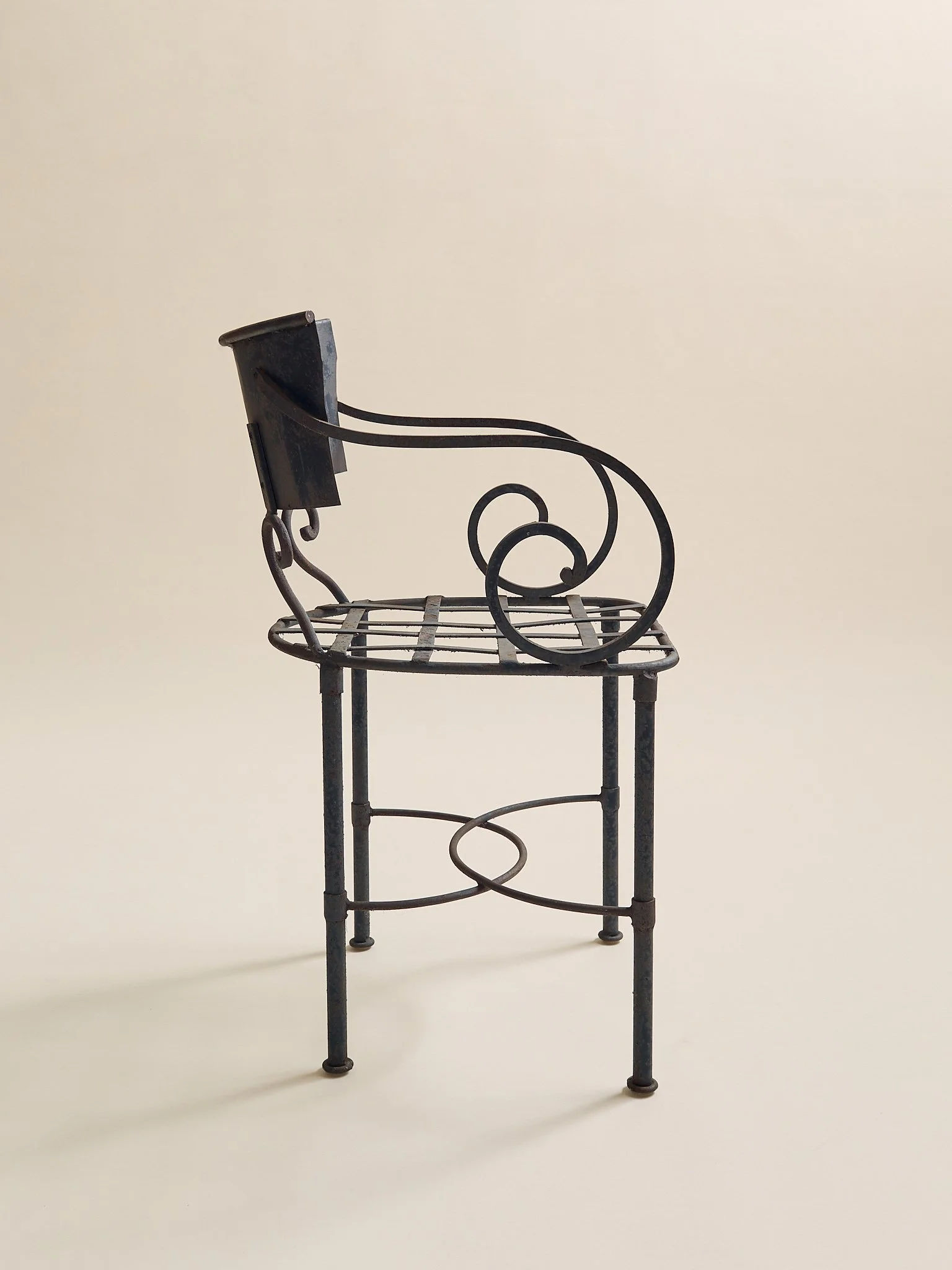 290_TheVintageIronSwirlChairs_04.jpg