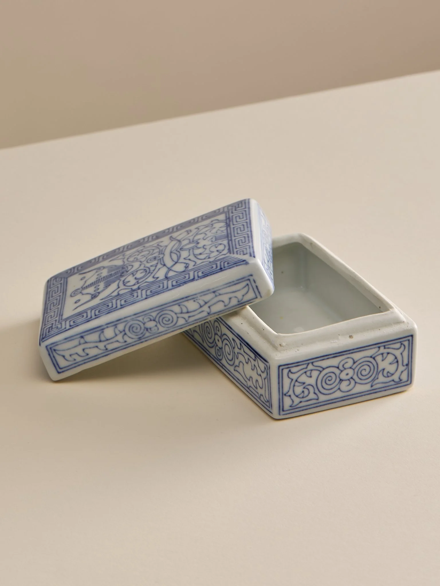 306_TheVintageChinoiserieStylePorcelainBlueandWhiteLiddedBox_006.jpg