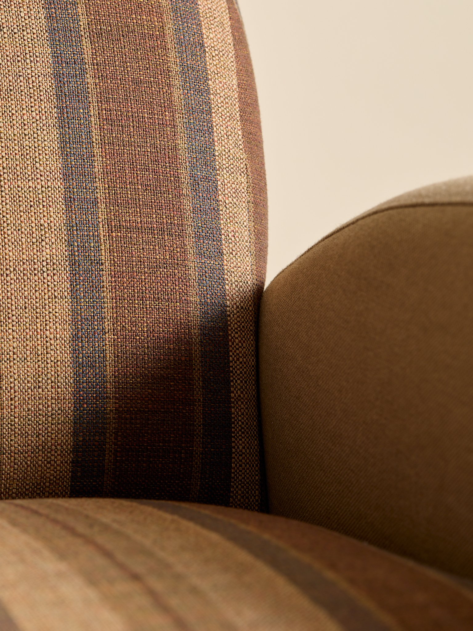 395_TheVintagePostModernCurvedChair_12.jpg