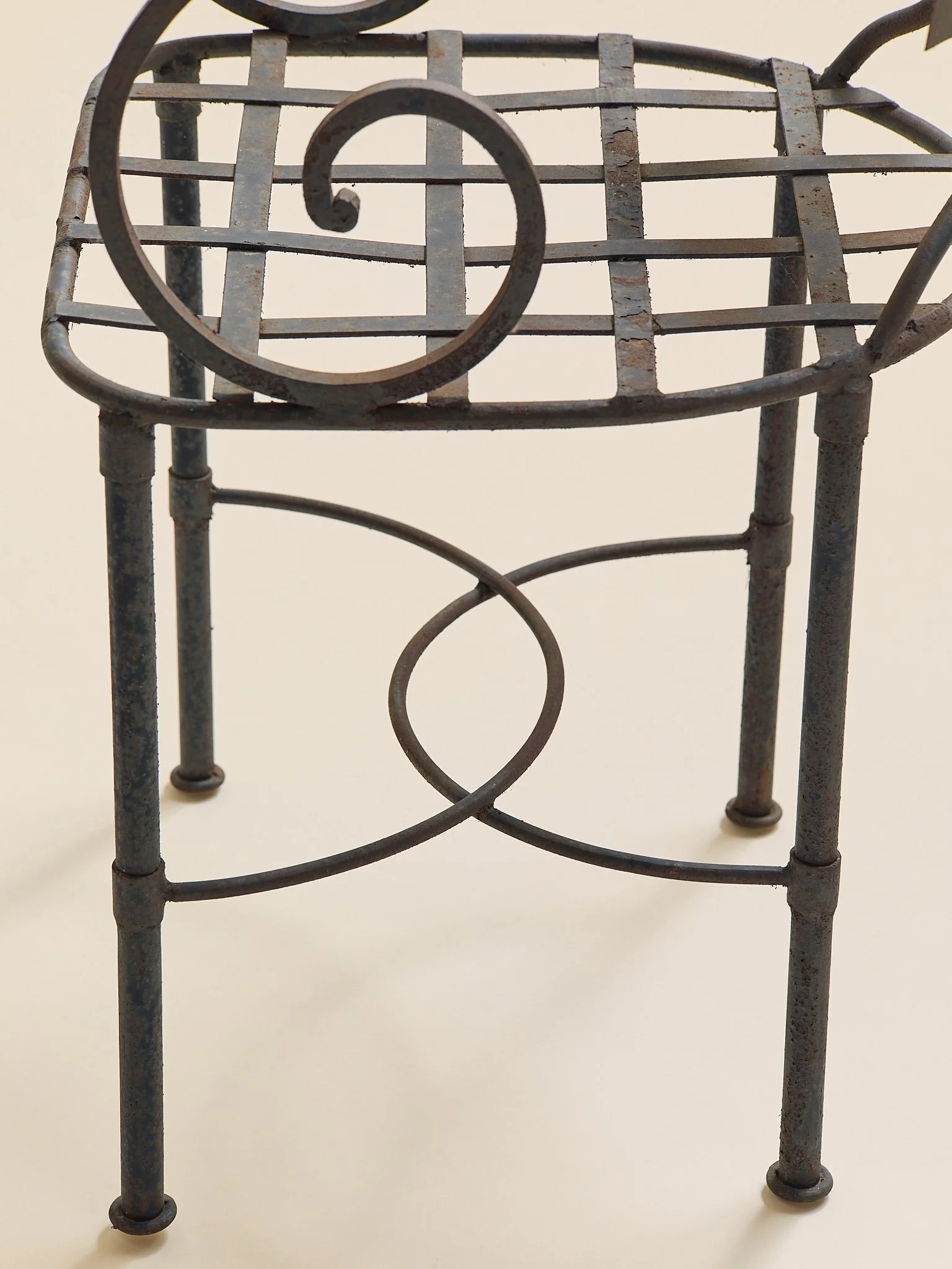 290_TheVintageIronSwirlChairs_10.jpg