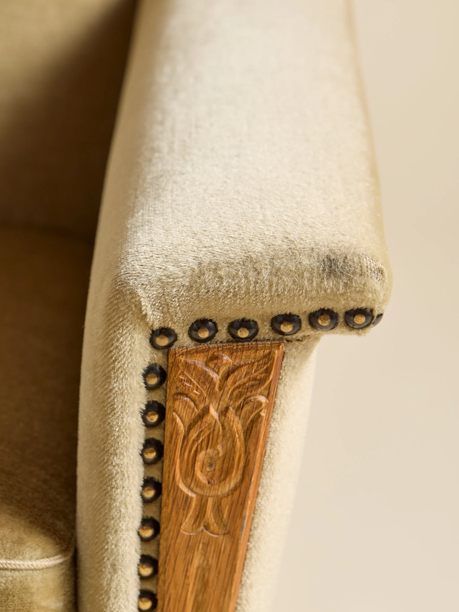 393_TheVintageDanishVelourCarvedDetailArmchairs_07.jpg