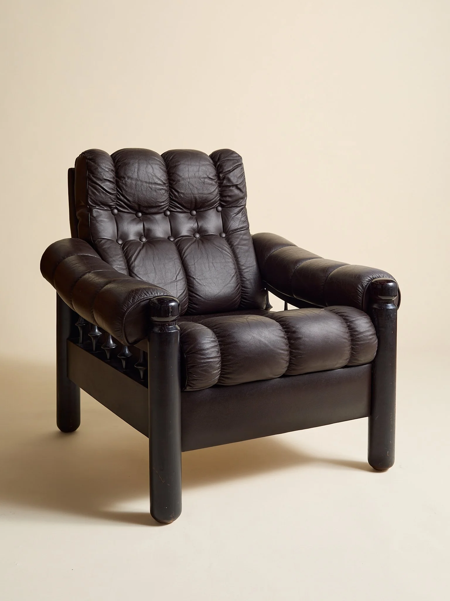 399_TheVintageDarkBrownMidCenturyLoungeChairs_03.jpg