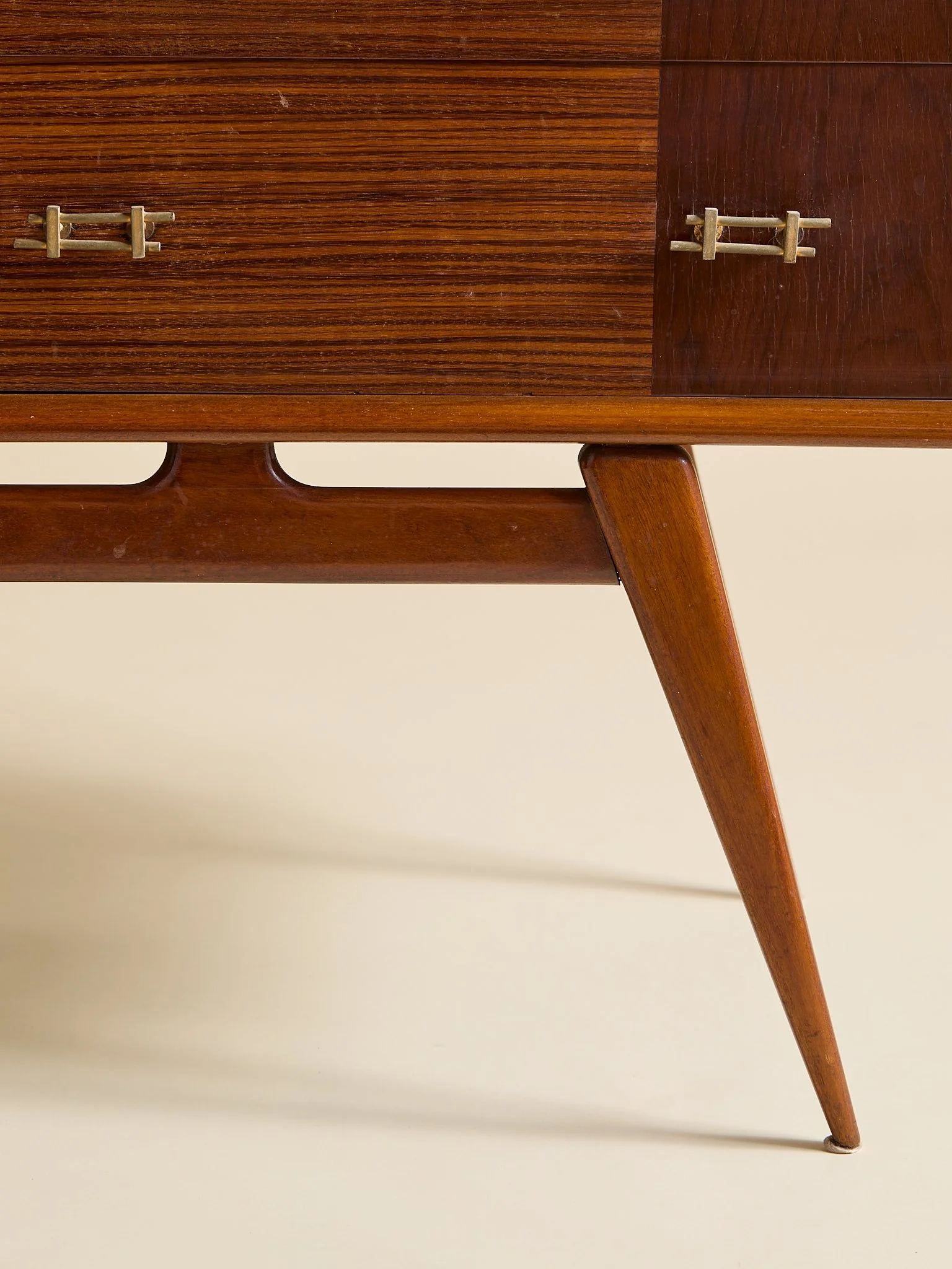 400_TheVintageMahoganyAndRosewoodFourDrawerDresserHavingBrassHardwareC1955_08.jpg