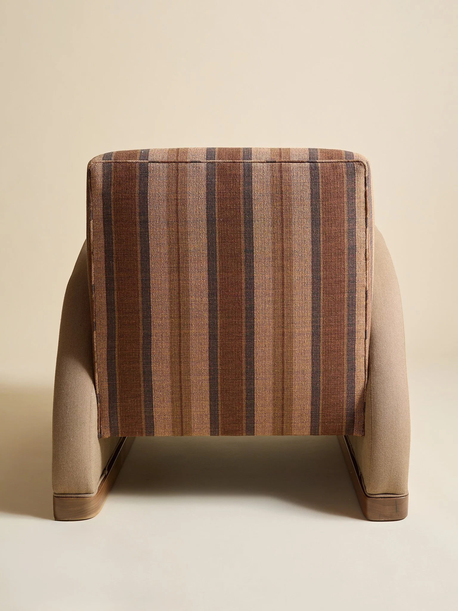 395_TheVintagePostModernCurvedChair_04.jpg