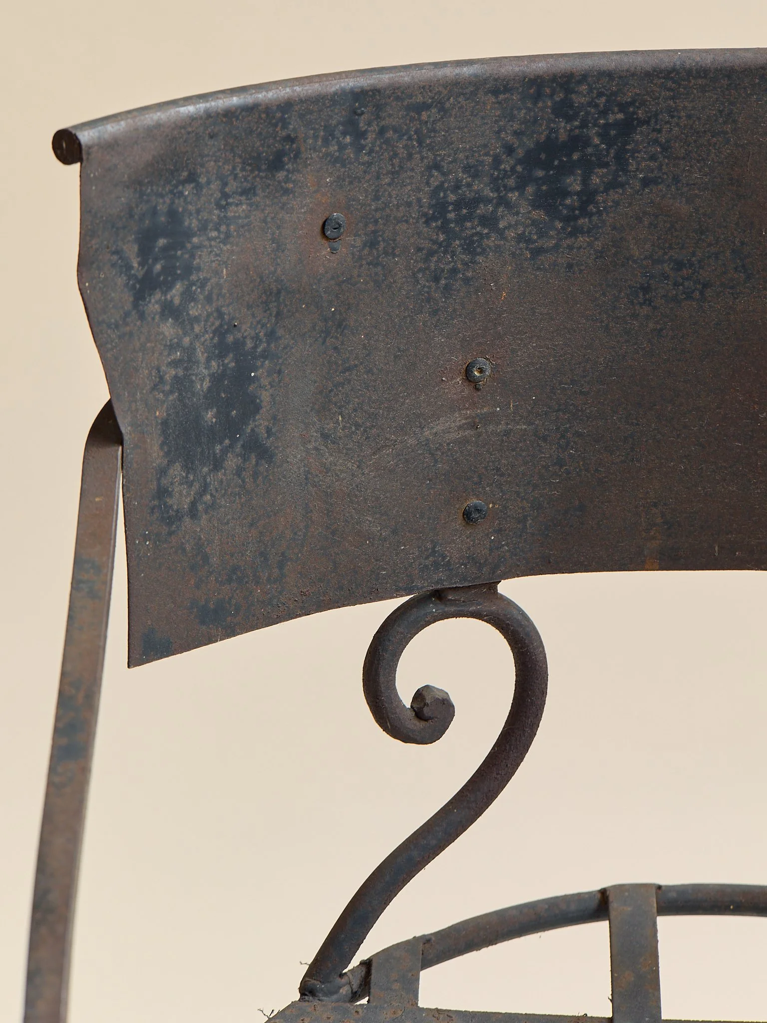 290_TheVintageIronSwirlChairs_07.jpg