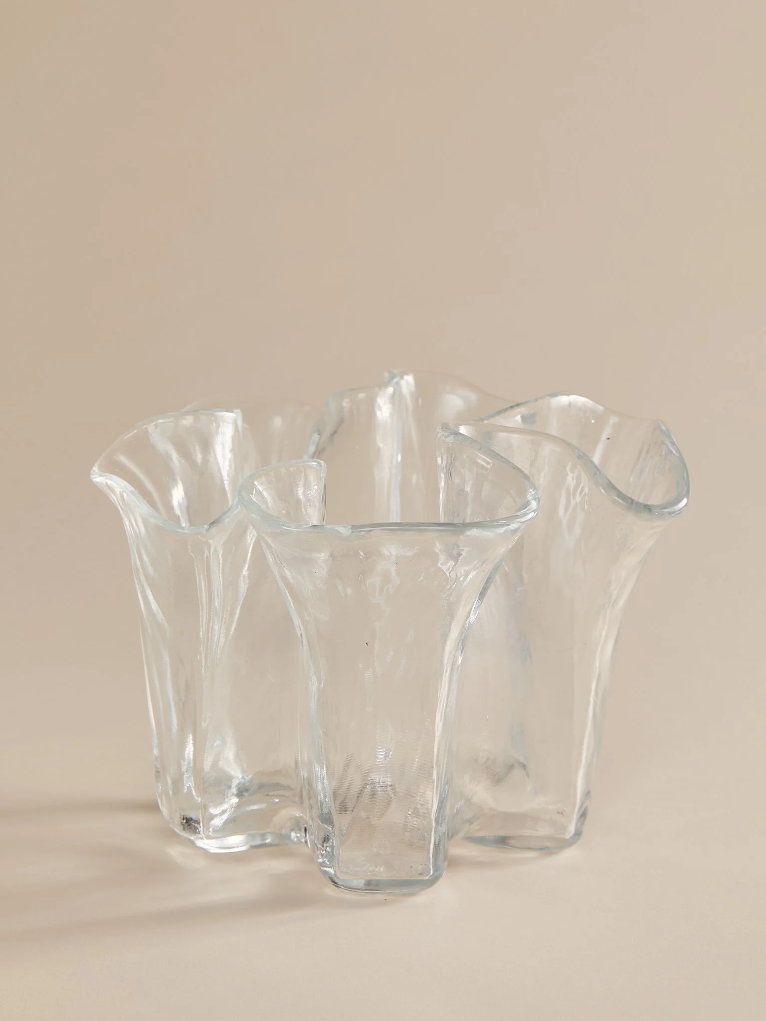 233_TheVintageHandThrownClearGlassHankerchiefVase_002.jpg